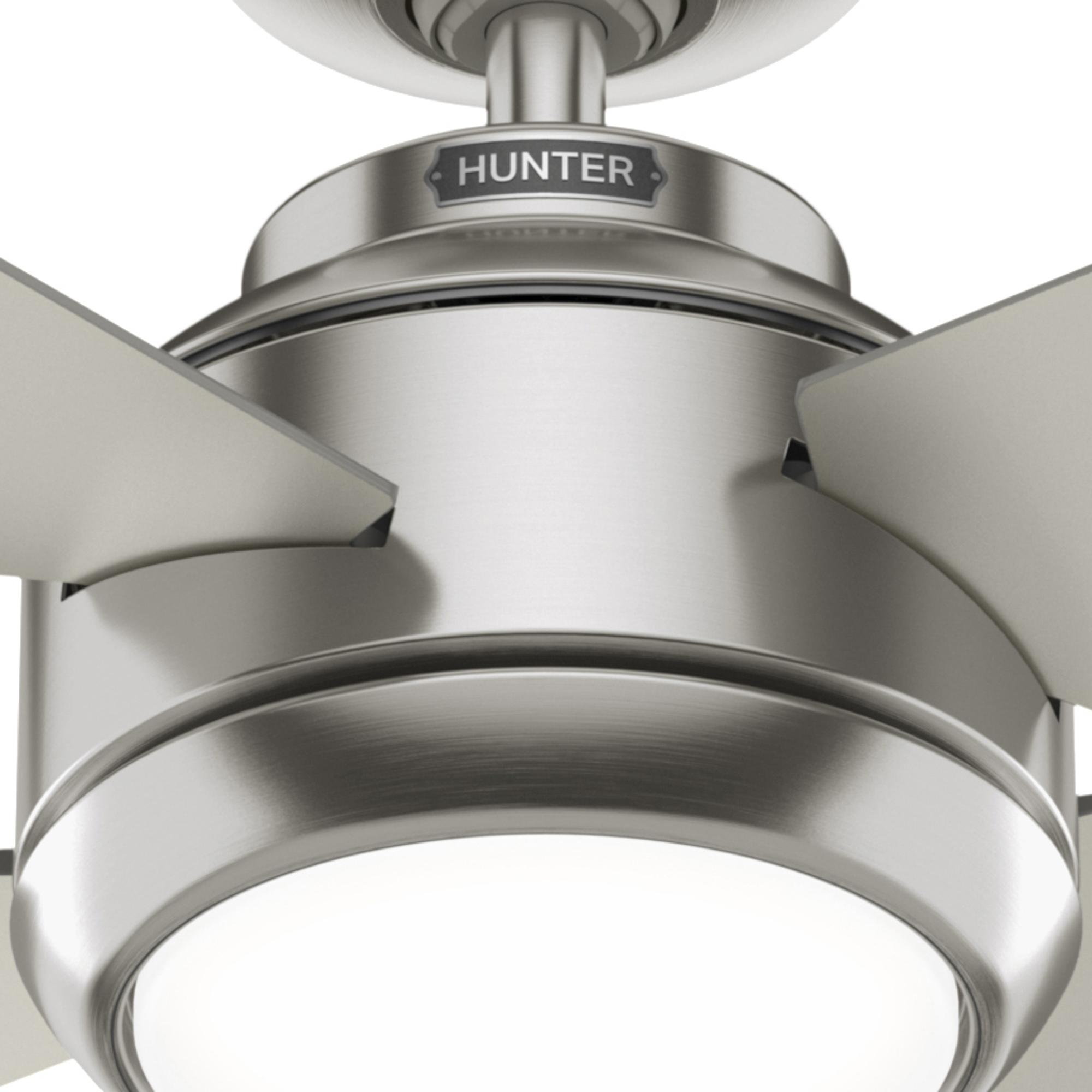 Nahaufnahme eines Deckenventilators mit drei Flügeln und dem Hunter-Logo. Die Flügel sind silberfarben und die Oberfläche ist Nickel.