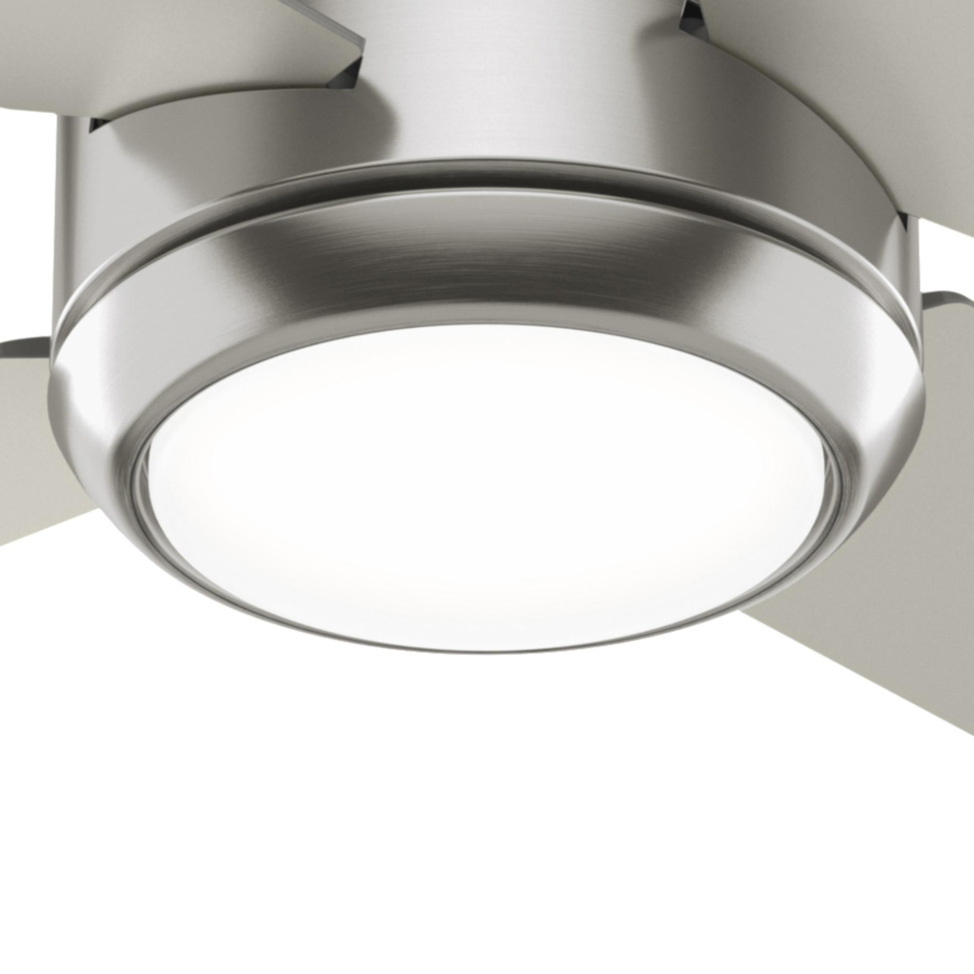 Nahaufnahme einer silbernen Deckenventilatorleuchte. Das Licht ist ein heller, weißer Kreis.