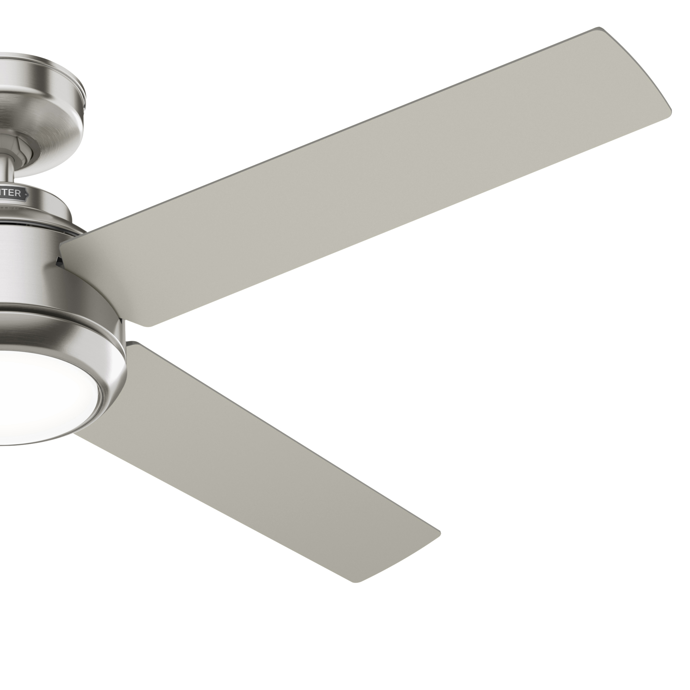 Nahaufnahme eines Deckenventilators mit drei Flügeln. Die Flügel sind silberfarben und die Oberfläche ist aus gebürstetem Nickel.