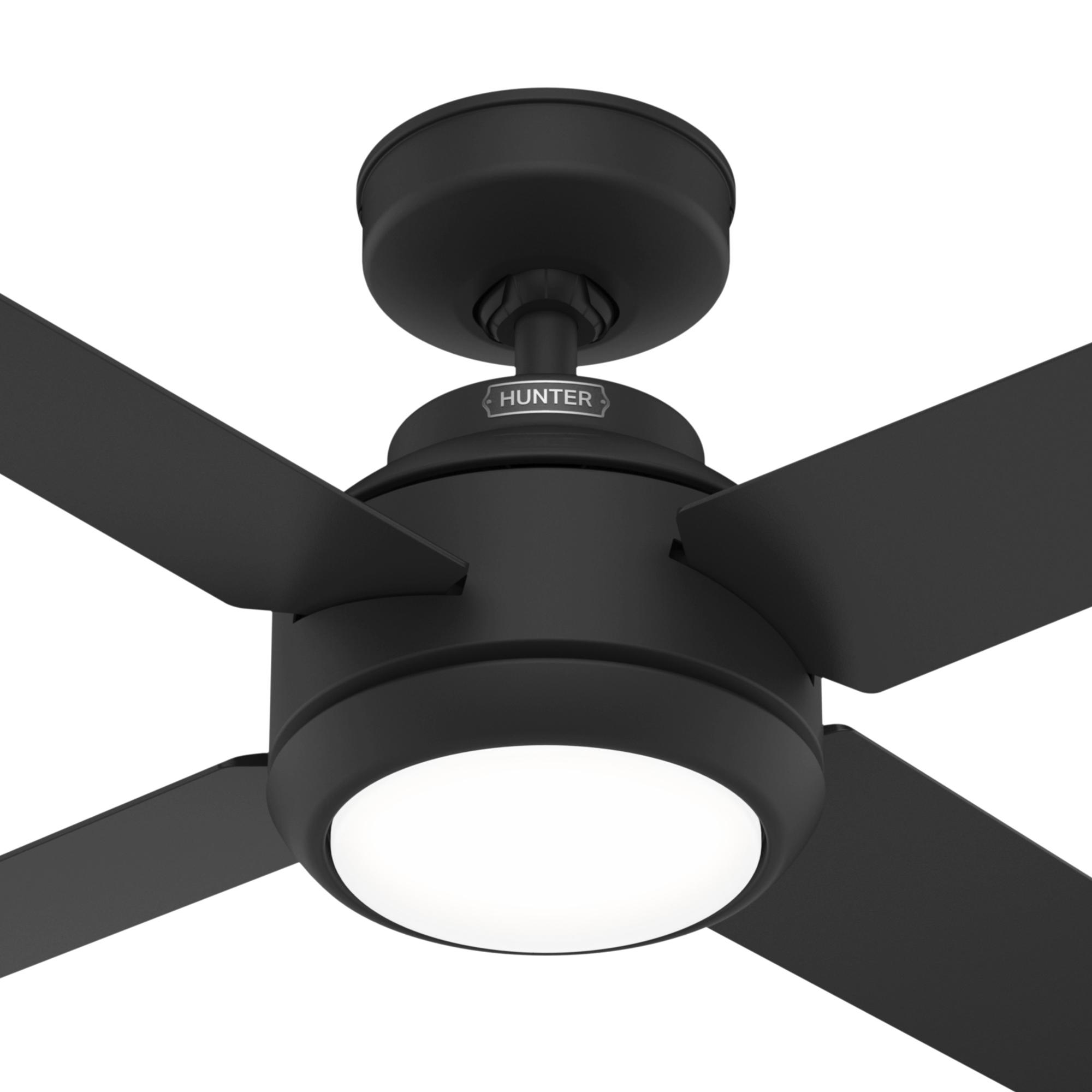 Ein schwarzer Deckenventilator mit vier Flügeln und einem Licht. Der Ventilator ist an einer weißen Decke montiert.