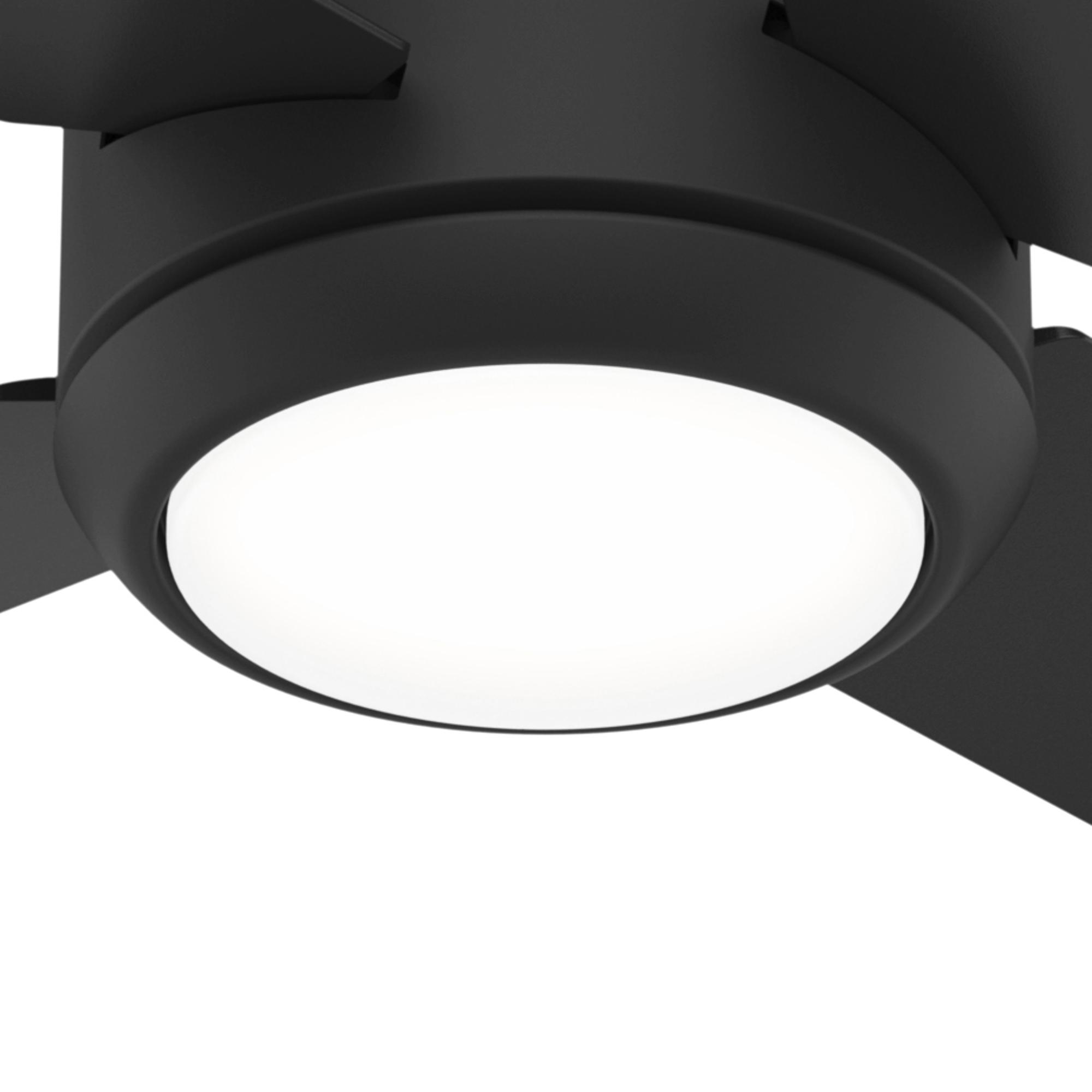 Nahaufnahme eines schwarzen Deckenventilators mit einem weißen Licht in der Mitte. Die Flügel sind schwarz.