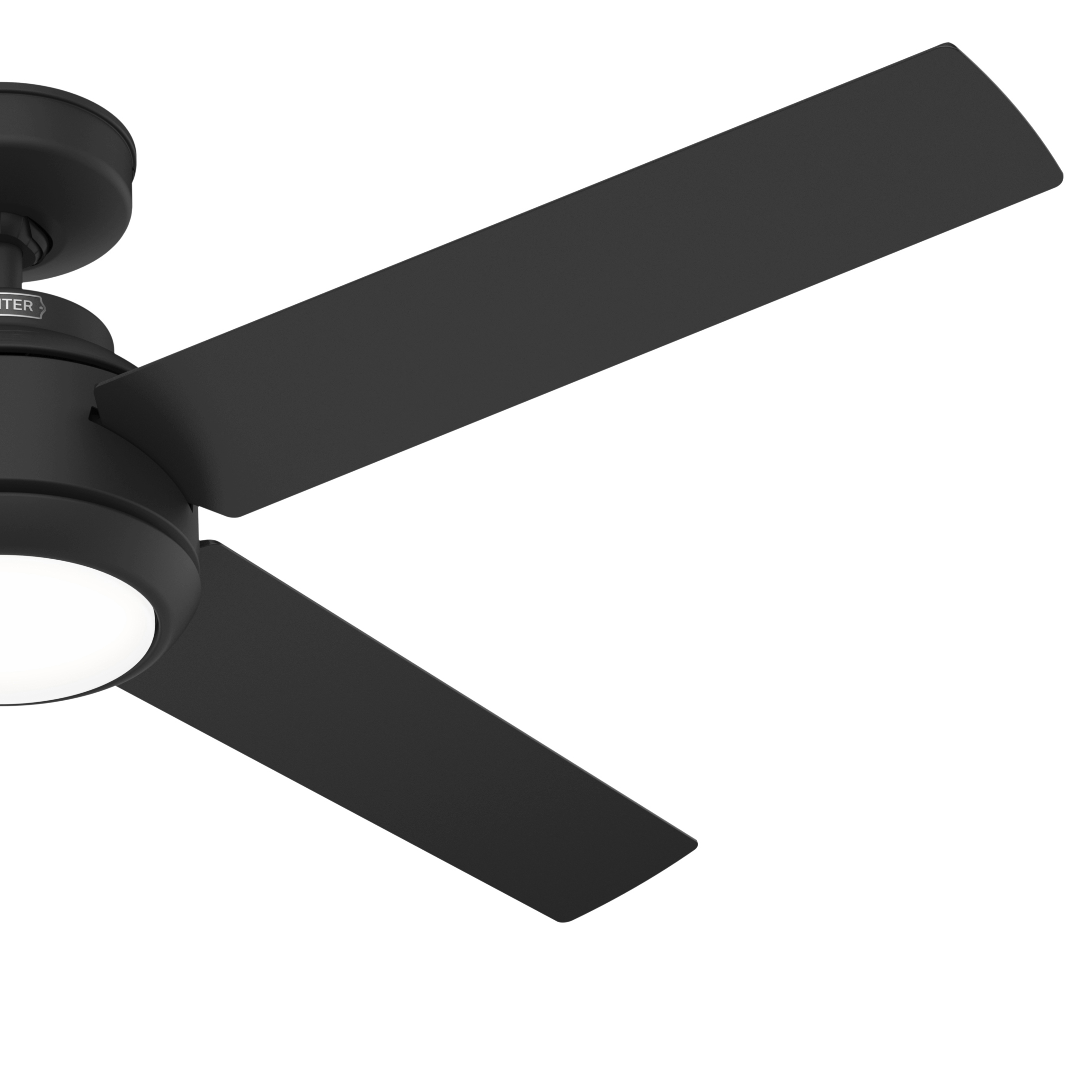 Nahaufnahme eines schwarzen Deckenventilators. Drei Flügel sind sichtbar, an der Decke montiert.