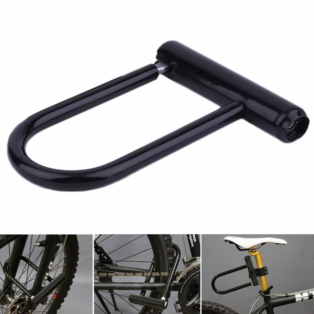 Schwarzes U-förmiges Fahrradschloss mit schwarzem Rahmen und Schlüssel, mit Fahrradteilen im Hintergrund.