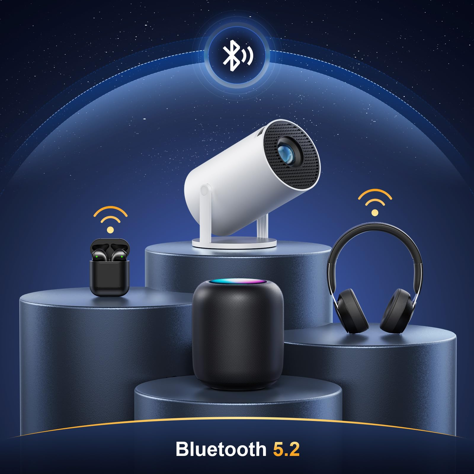 Projektor mit Zubehör auf Podesten, einschließlich Ohrhörer und Kopfhörer, Bluetooth 5.2-Etikett.