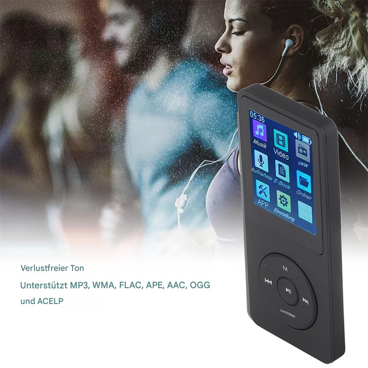 Eine Frau hält einen schwarzen MP3-Player mit Bildschirm. Sie trägt Ohrhörer, und der Hintergrund ist verschwommen.