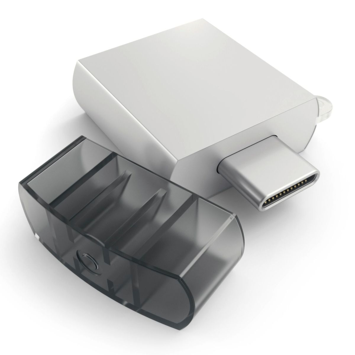 Adattatore USB-C argento con custodia traslucida staccabile, su sfondo bianco. L'adattatore è angolato.