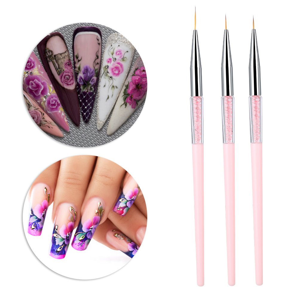 Nahaufnahme von Nailart-Pinseln und verschiedenen Nailart-Designs.