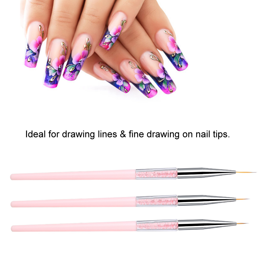 Hände mit langen, mit Blumen verzierten Nägeln und Nailart-Pinseln.