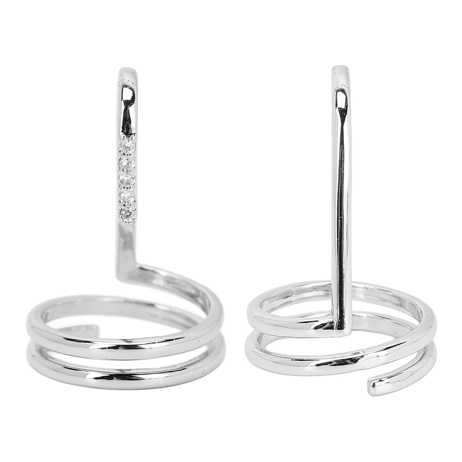 Zwei silberne Nagelkunstringe, einer mit Edelsteinen. Beide Ringe vor weißem Hintergrund.