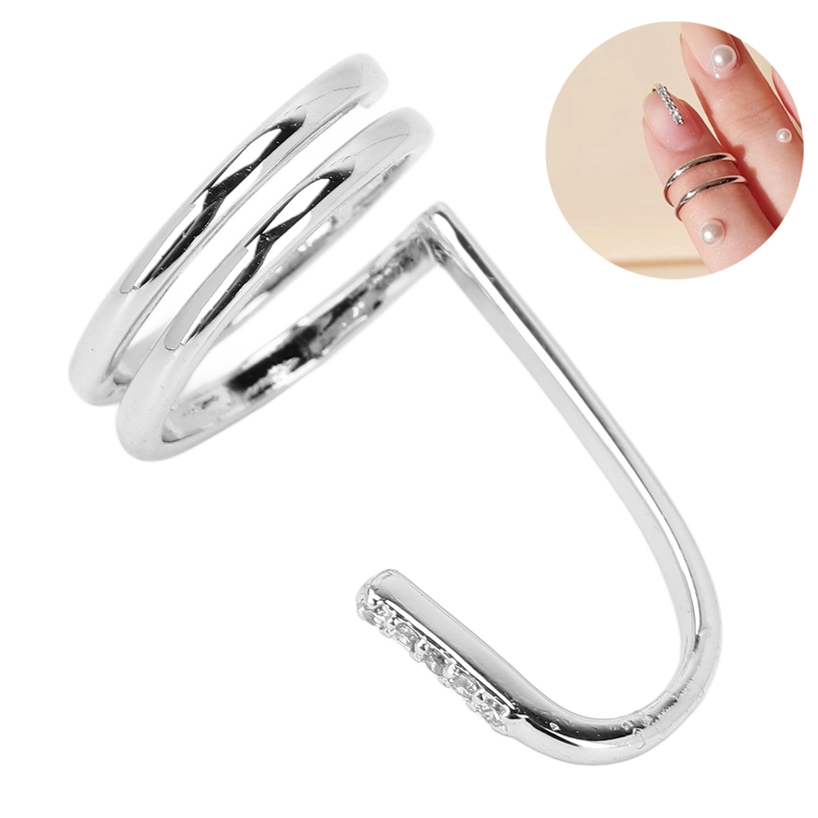Silberner Nagelkunstring mit Edelsteinen, mit Miniaturansicht des Rings an Fingern. Weißer Hintergrund.
