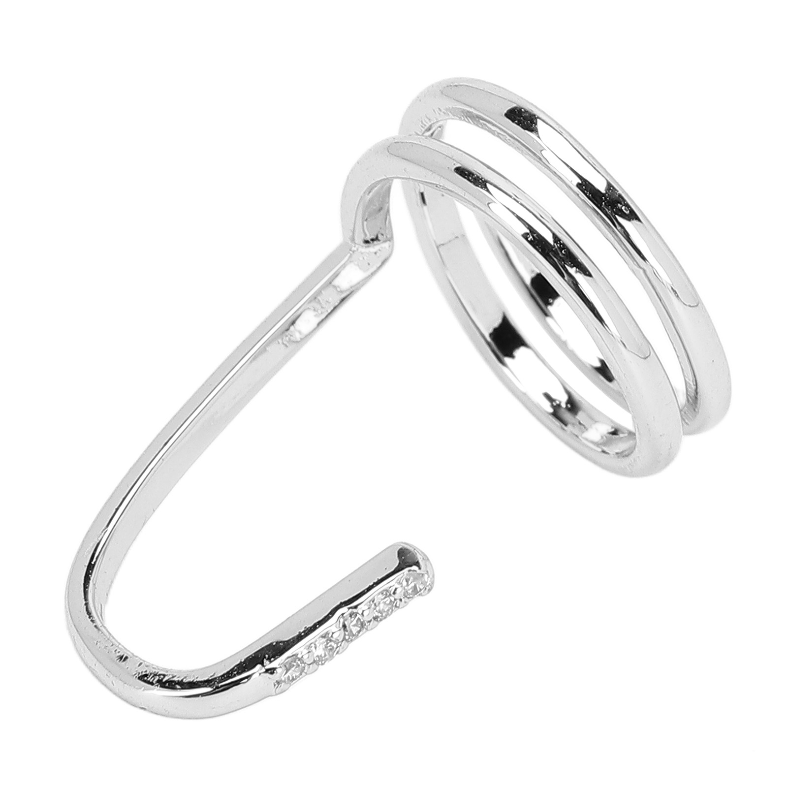 Silberner Nagelkunstring mit Edelsteinen. Der Ring vor weißem Hintergrund.