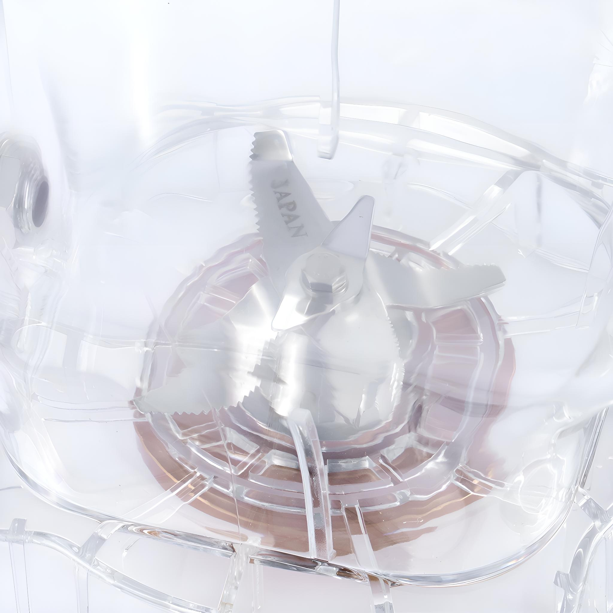 Nahaufnahme der Messer in einem transparenten Mixerbehälter. Die Messer sind aus Metall gefertigt.