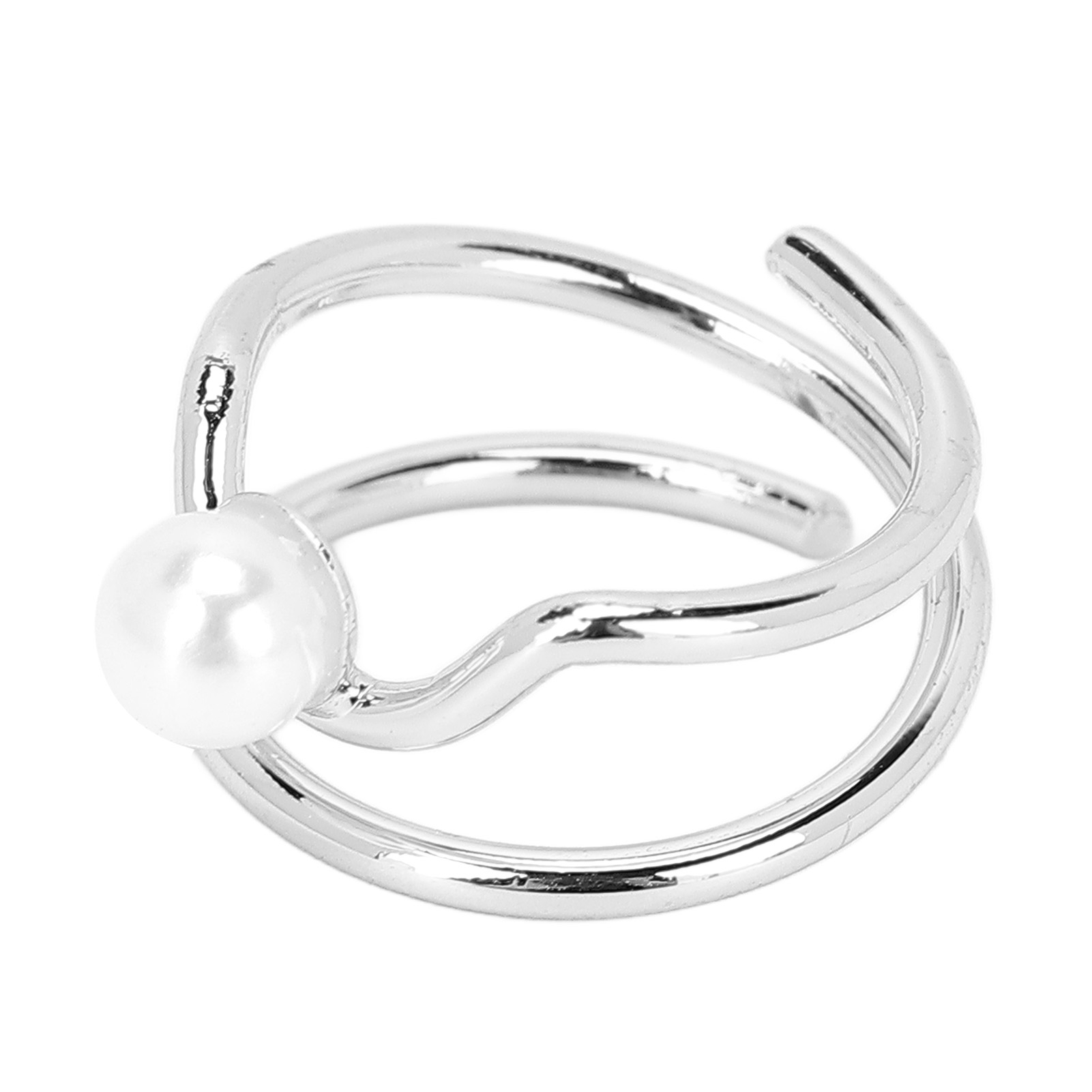 Ein silberner Ring mit einer weißen Perle und einem Doppelschlaufendesign. Der Ring ist vor weißem Hintergrund platziert.