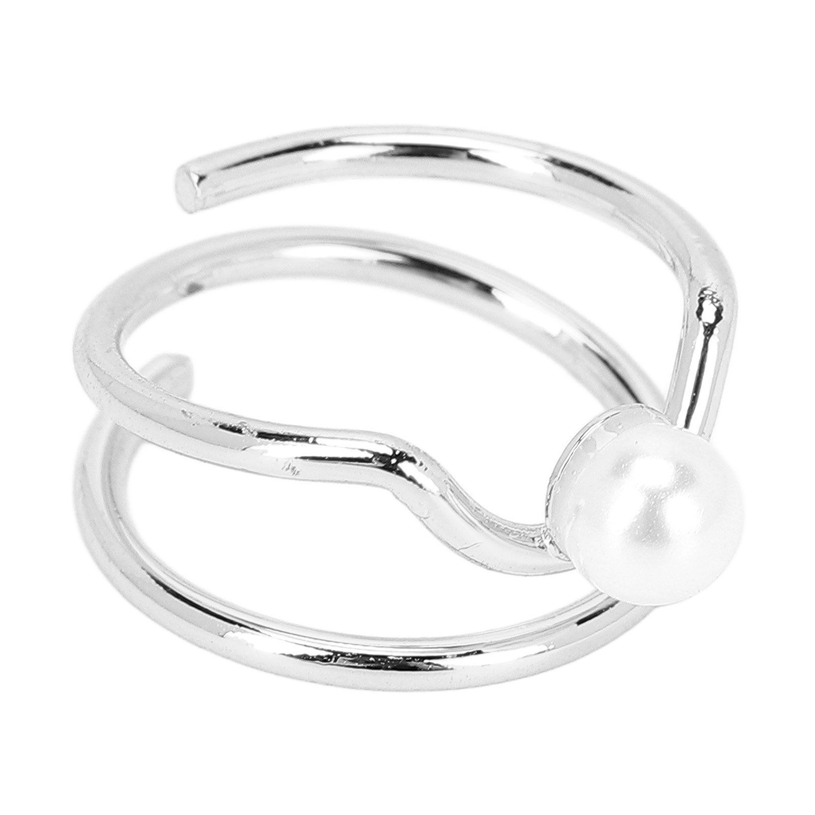 Ein silberner Ring mit einer weißen Perle auf weißem Hintergrund. Der Ring hat ein Doppelschlaufendesign.