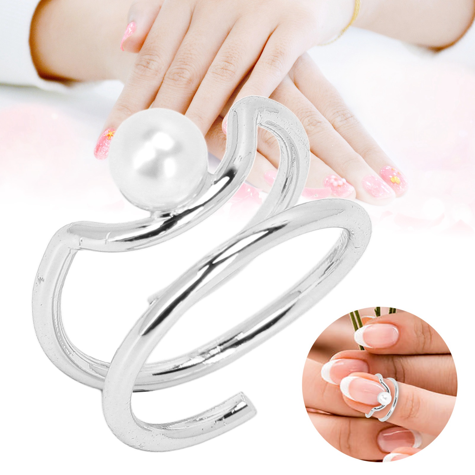 Silberner Nagelring mit einer weißen Perle. Im Hintergrund eine Hand mit manikürten Nägeln. Eine andere Hand hält den Ring.