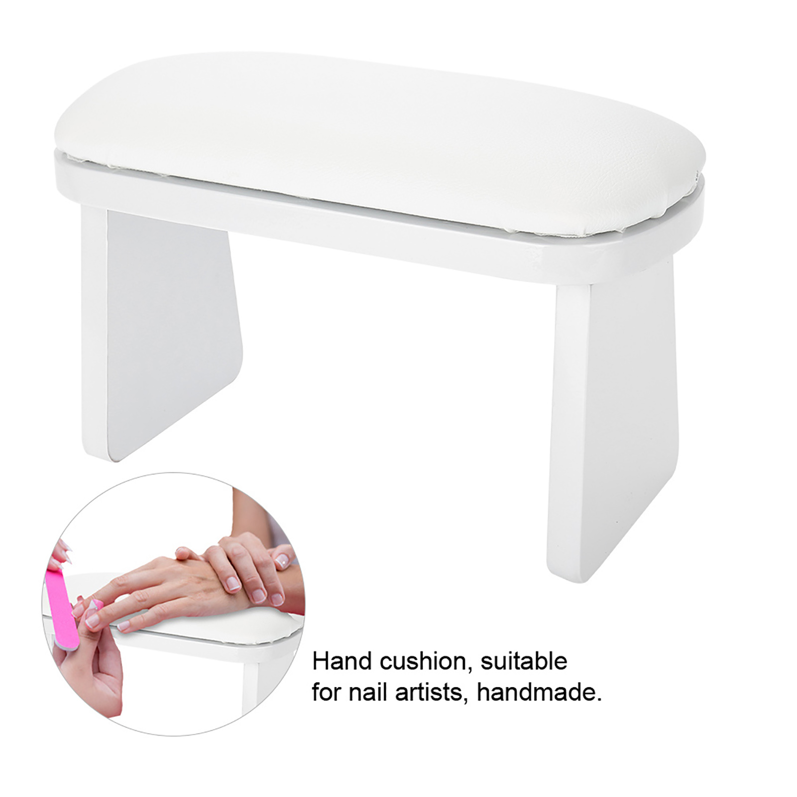 Ein weißes Maniküre-Handkissen mit einer Hand, die einen Nagel feilt. Das Kissen steht auf einem weißen Tisch.