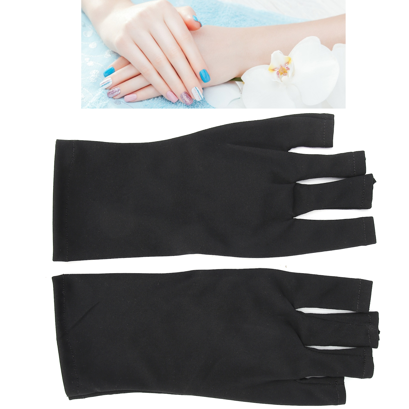 Schwarze fingerlose Handschuhe und eine Maniküre. Die Handschuhe werden unter die Hände mit lackierten Nägeln gelegt.