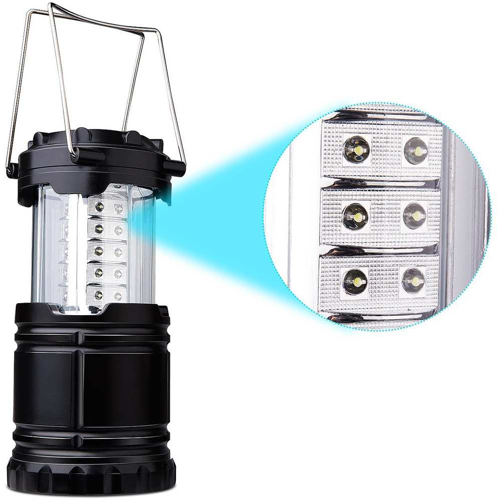 Nahaufnahme einer schwarzen Laterne mit blauem Licht, das die LED-Platte hervorhebt.