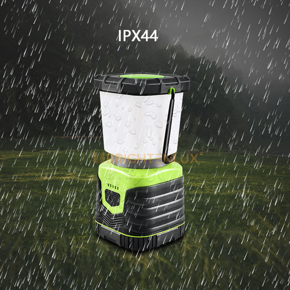 Grüne und schwarze Laterne im Regen. Text: IPX44. Regen fällt auf die Laterne.