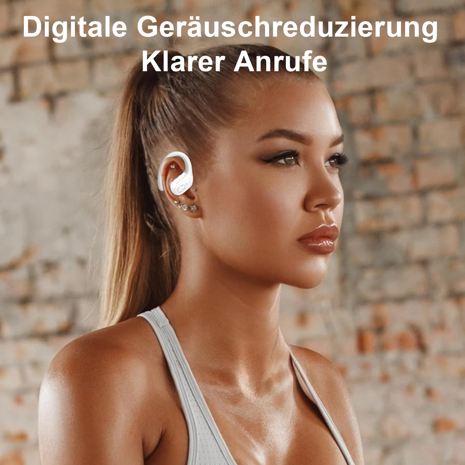 Eine Frau mit weißen kabellosen Ohrhörern im Ohr, in der Nähe einer Backsteinmauer, blickt in die Kamera.