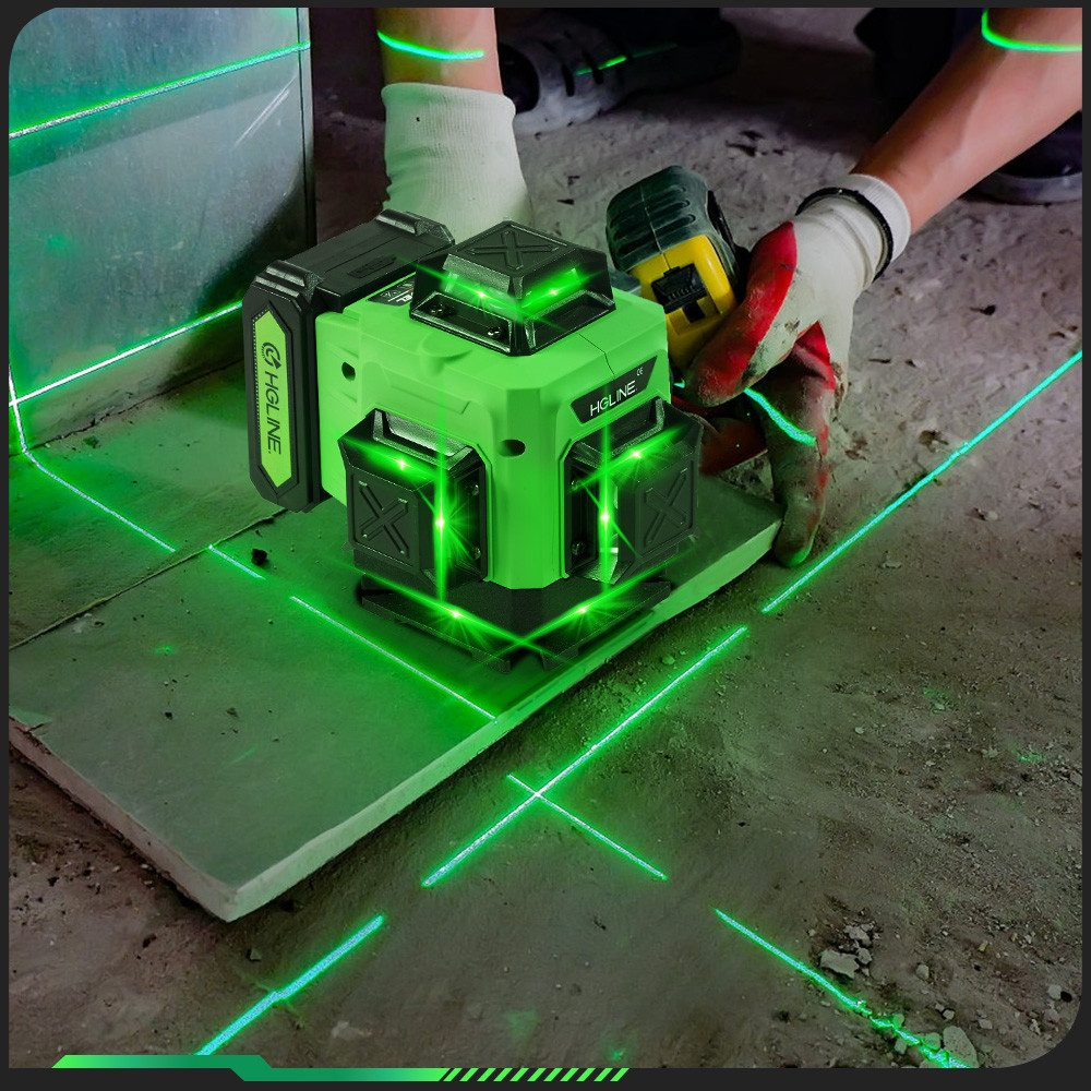 Ein Bauarbeiter benutzt ein grünes Laser-Niveau. Der Laser emittiert grüne Linien auf einer Oberfläche, die das Niveau hervorheben.