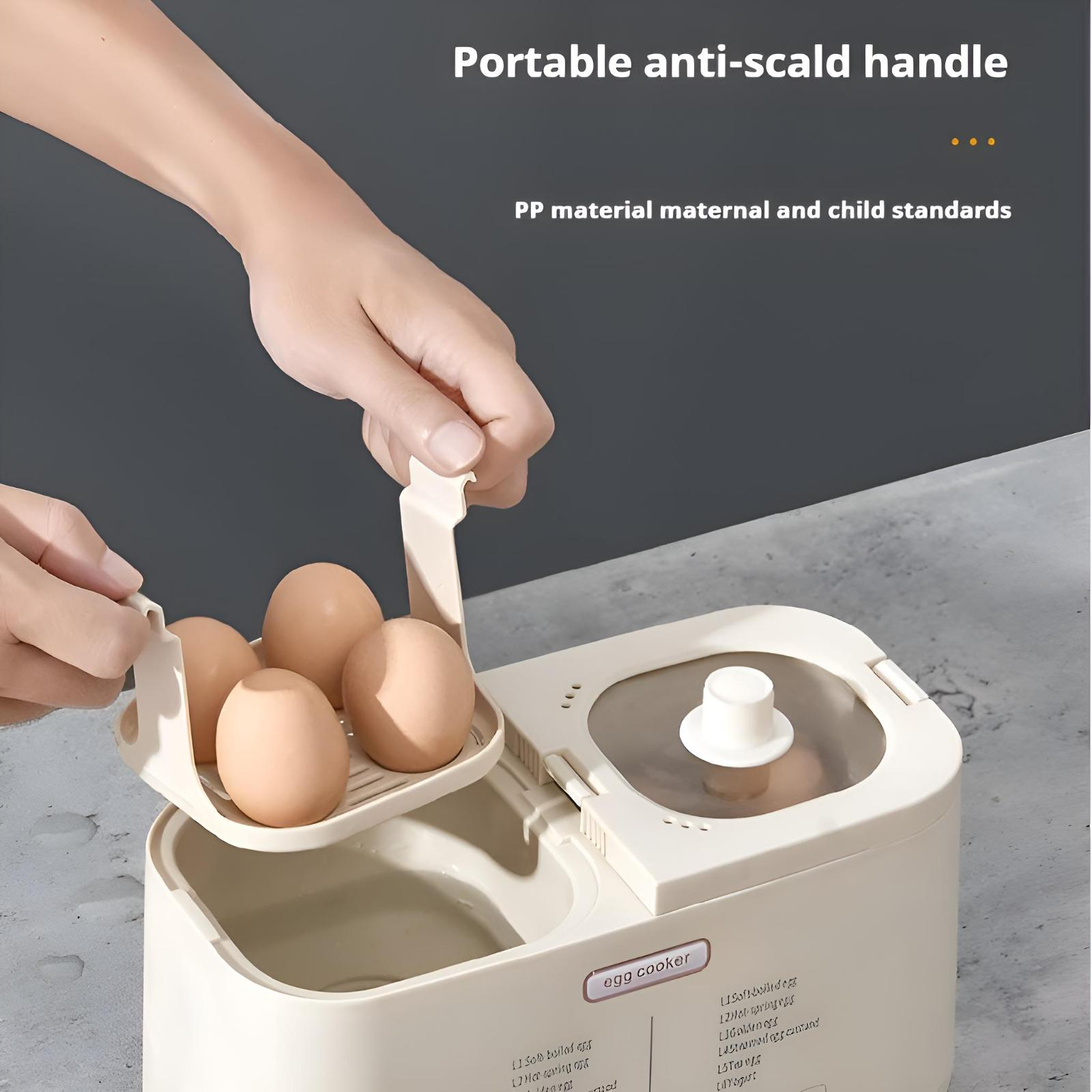 Eine Hand entnimmt Eier aus einem Eierkocher-Tablett. Der Kocher ist beige und hat einen transparenten Deckel.