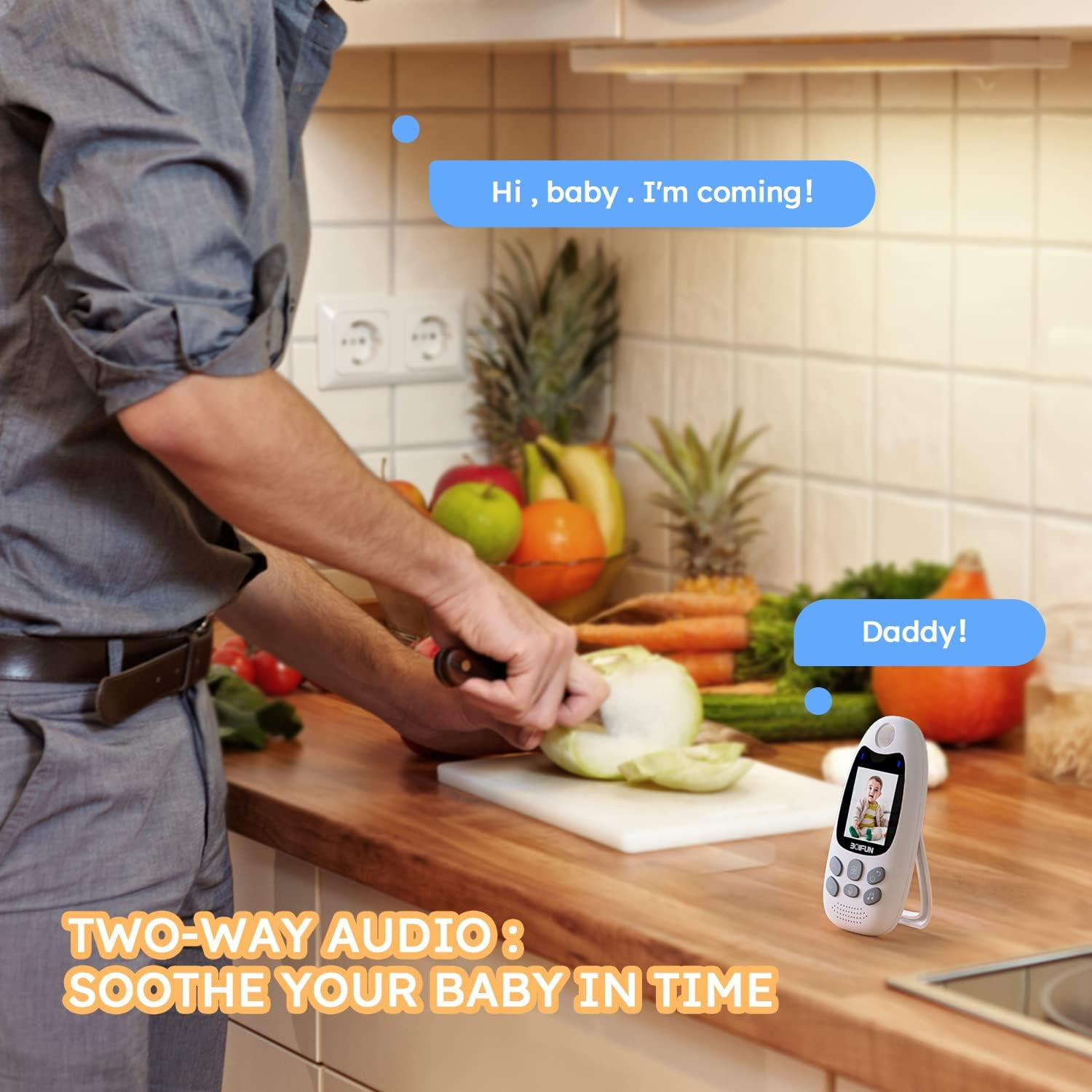 Ein Mann schneidet Kohl in einer Küche mit frischen Produkten und einem Babyphone, das das Wort „Papa!“ zeigt.