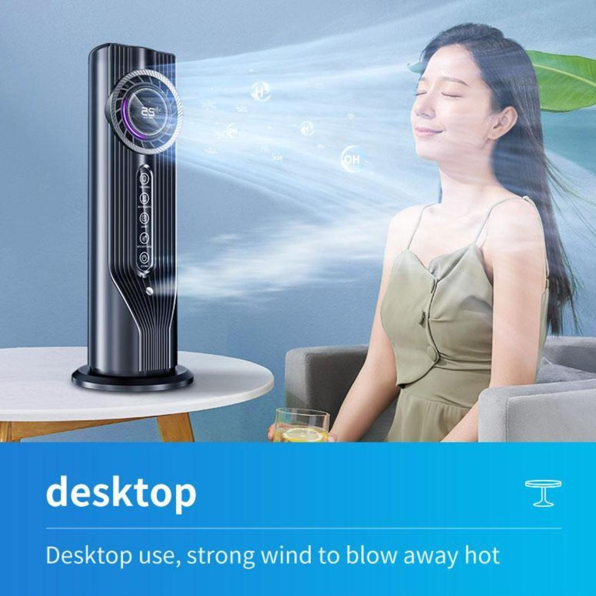 Eine Frau sitzt in der Nähe eines Tischventilators mit Digitalanzeige und einem Glas Limonade auf einem Tisch.