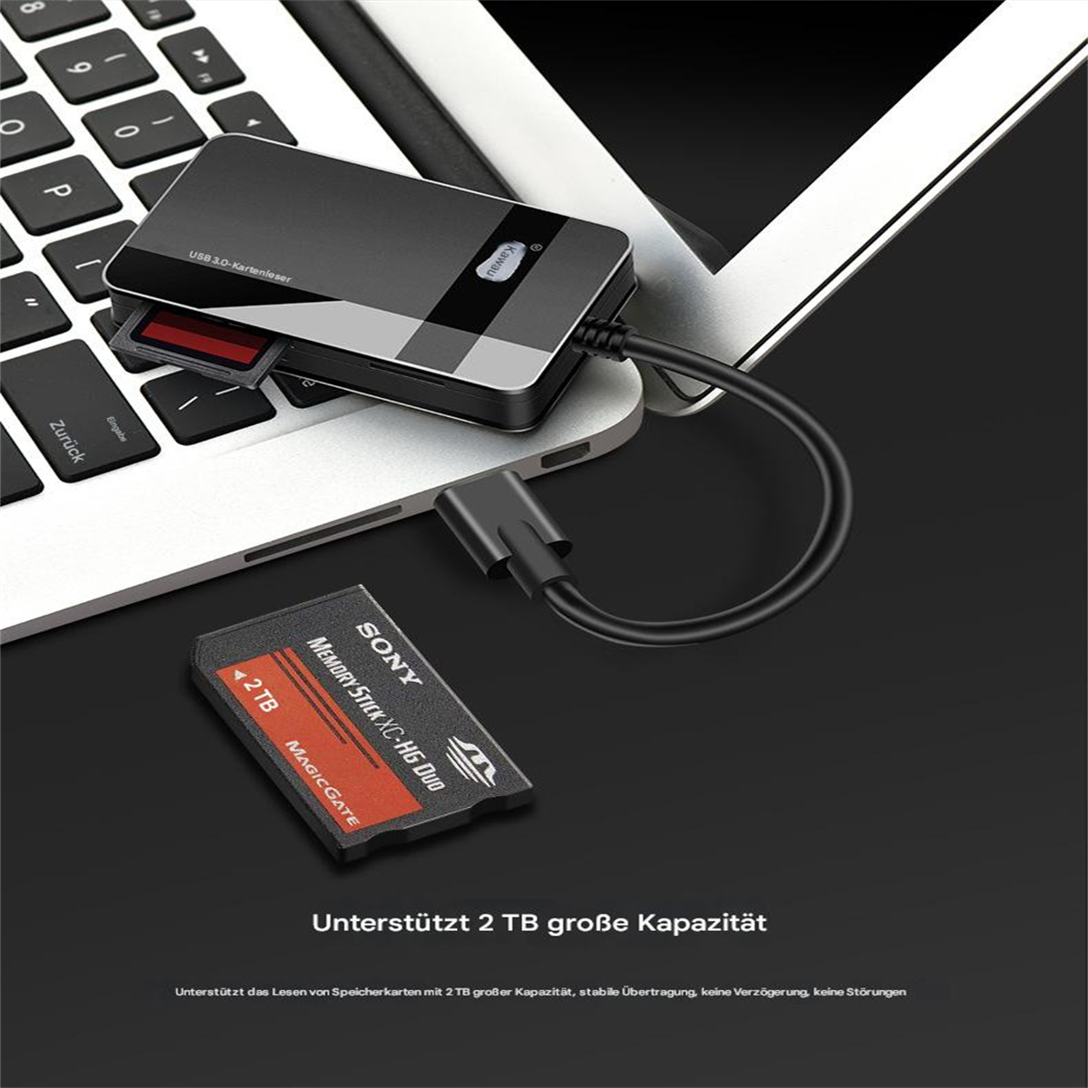 USB 3.0 Kartenleser mit einem Laptop verbunden, mit einem 2TB Speicherstick eingesetzt.