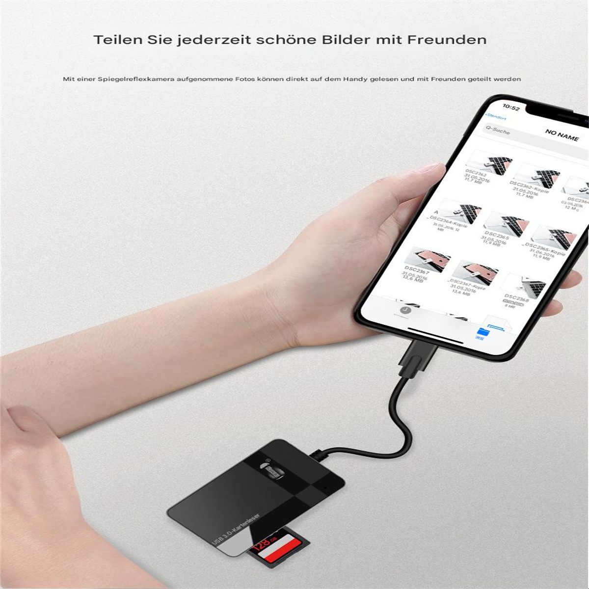 Hand, die ein Telefon hält, das mit einem USB-Kartenleser verbunden ist und Fotos von einem Telefon zeigt.