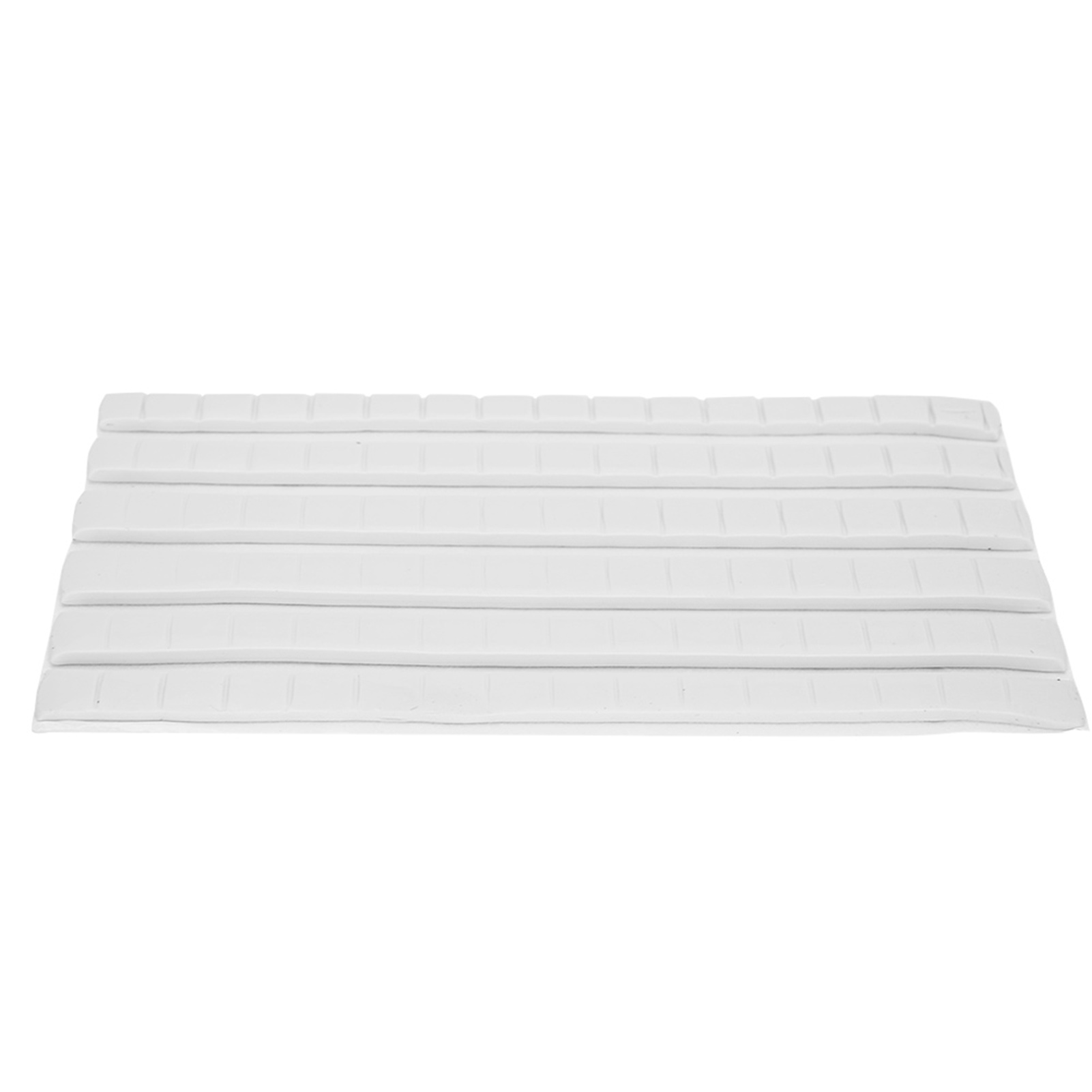 Ein weißes, rechteckiges Blatt mit mehreren horizontalen, parallelen Linien. Die Linien sind leicht erhaben.