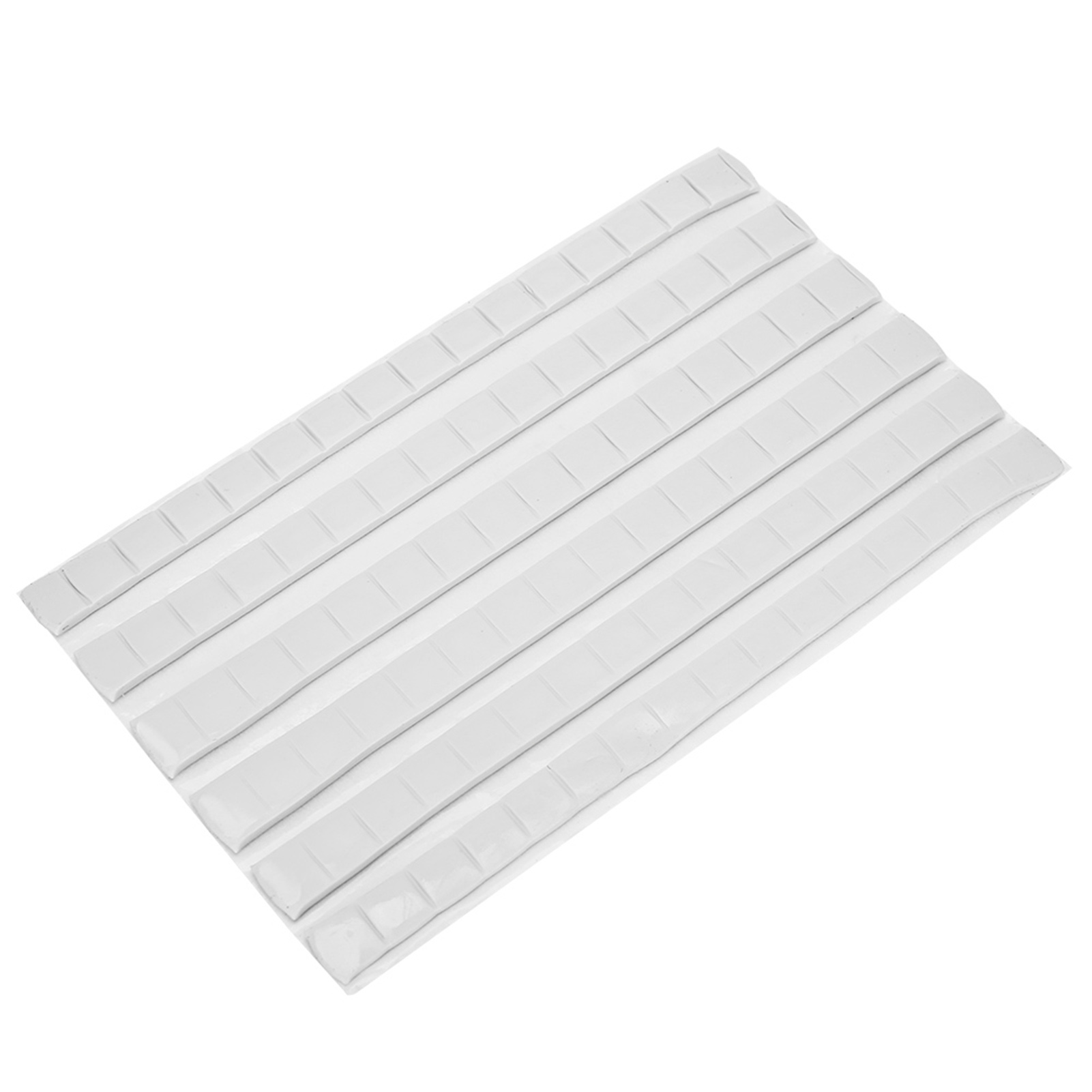 Weiße quadratische Klebepads auf einem weißen Blatt. Die Pads sind in Reihen angeordnet. Weißer Hintergrund.
