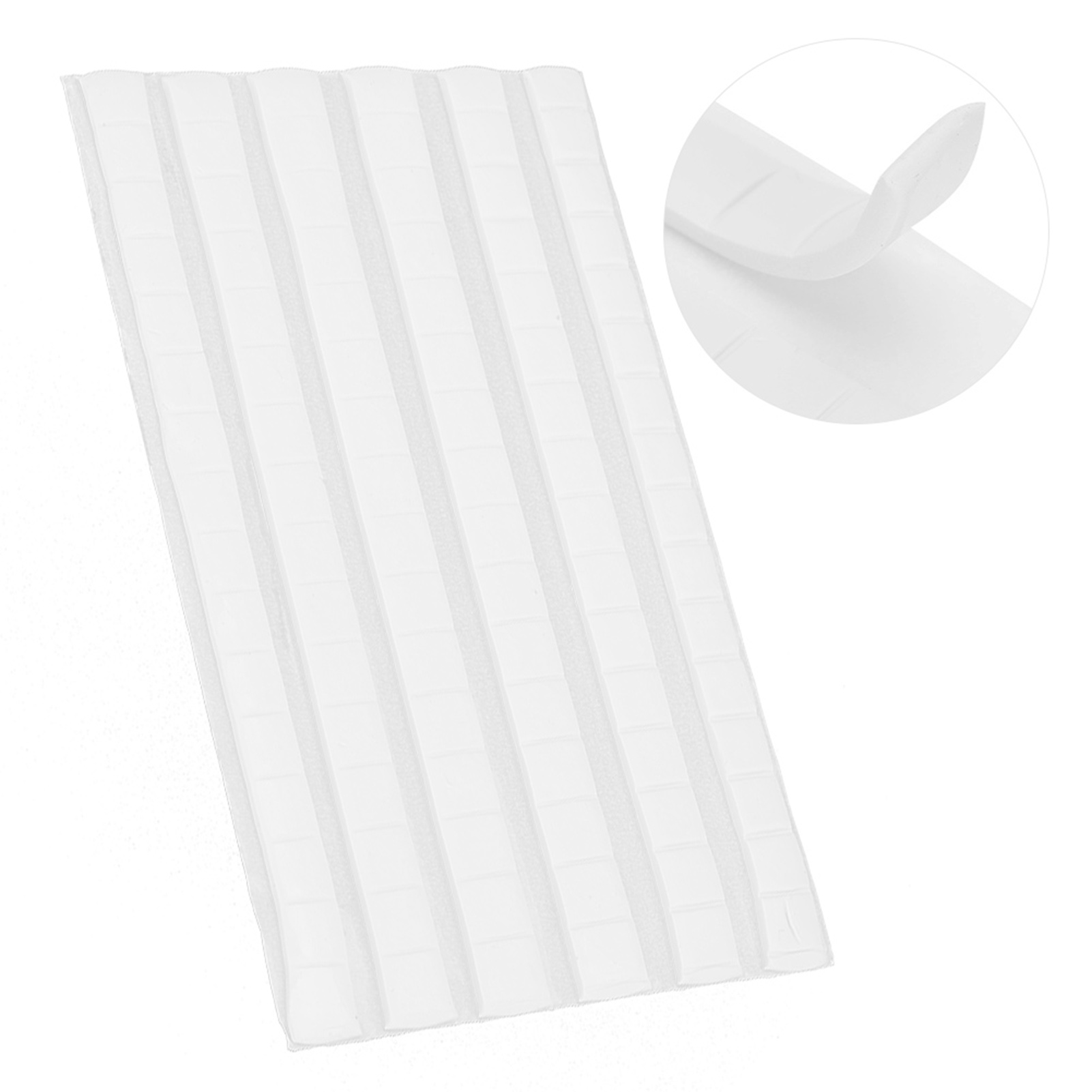 Weiße quadratische Klebepads auf einem weißen Blatt. Einige Pads sind teilweise abgezogen. Ein weißer Hintergrund.
