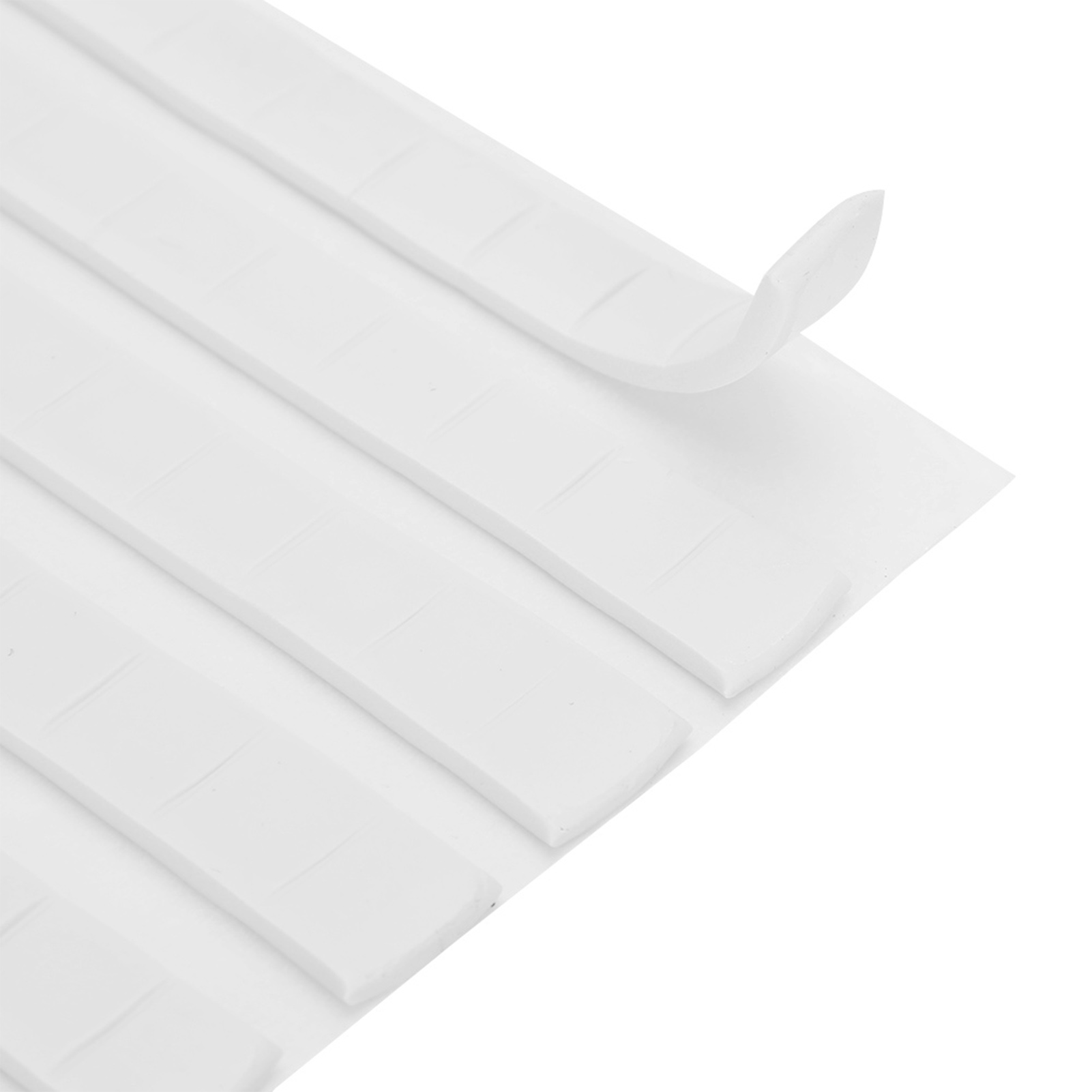Weiße quadratische Klebepads auf einem weißen Blatt. Einige Pads sind teilweise abgezogen. Weißer Hintergrund.