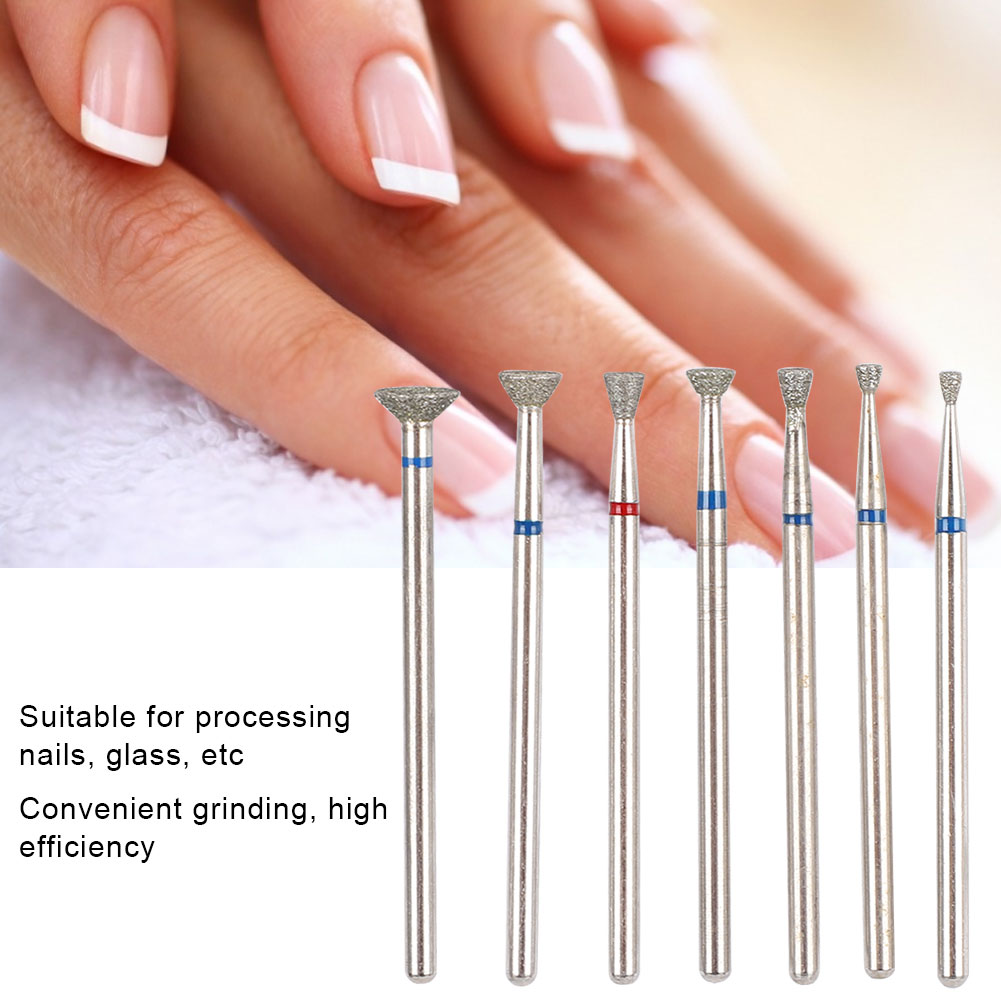Nagelbohrer vor einer Hand mit perfekt manikürten Nägeln mit weißen Spitzen.