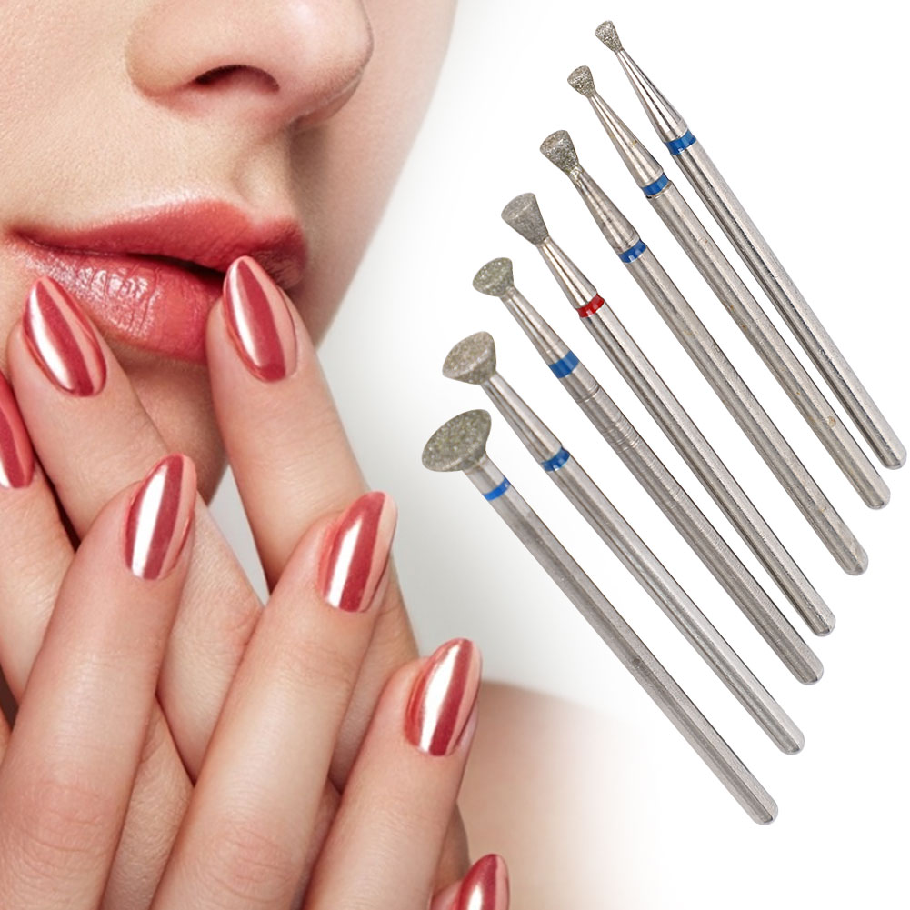 Sieben Nagelbohrer vor einer Hand mit roten Nägeln und rotem Lippenstift.