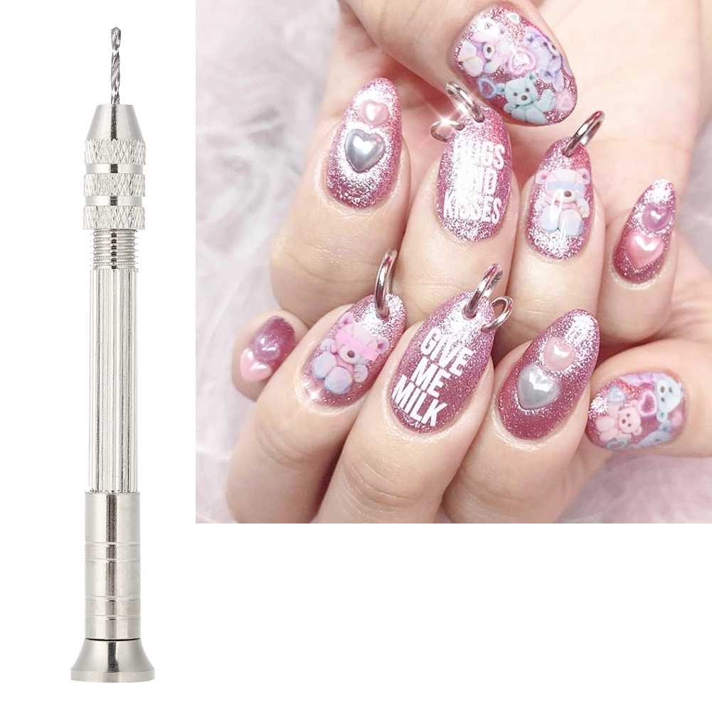 Nagelkunst mit Bohrer links. Nagelkunst mit Ringen und rosa Nägeln mit Kunst. Rosa Nägel mit Teddybär-Kunst.