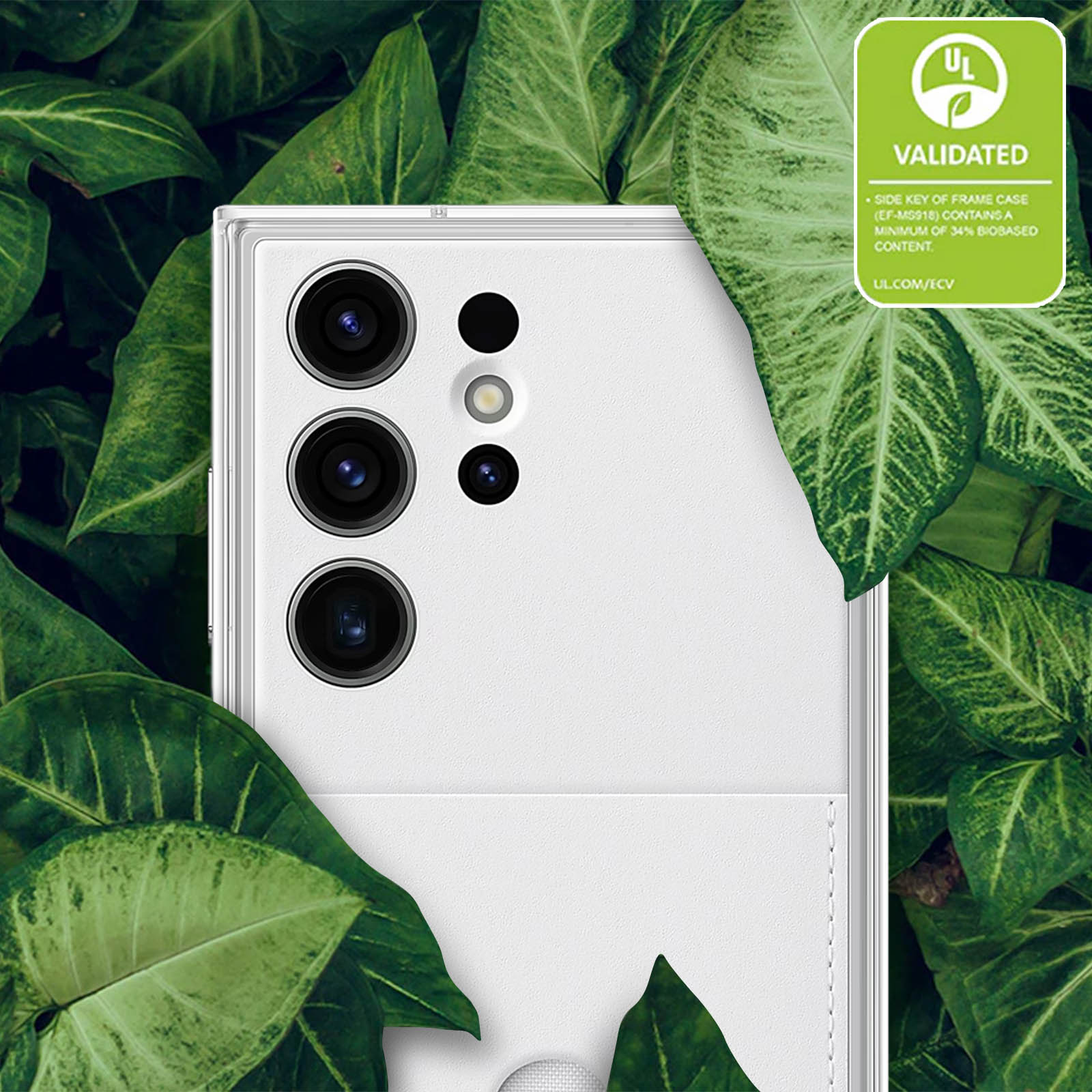 Funda blanca para teléfono con lentes de cámara. El teléfono está rodeado de hojas verdes. Es visible un logotipo validado por UL.