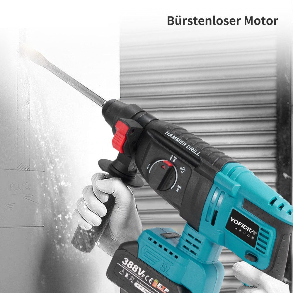 Ein Bohrhammer wird zum Bohren in eine Oberfläche verwendet. Eine Hand mit Handschuh hält den Bohrer.