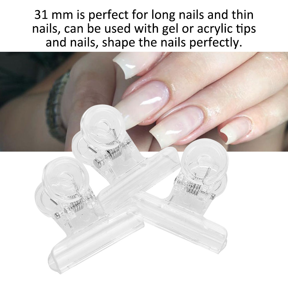 Drei klare Nagelclips und eine Hand mit langen Nägeln, auf weißem Untergrund.