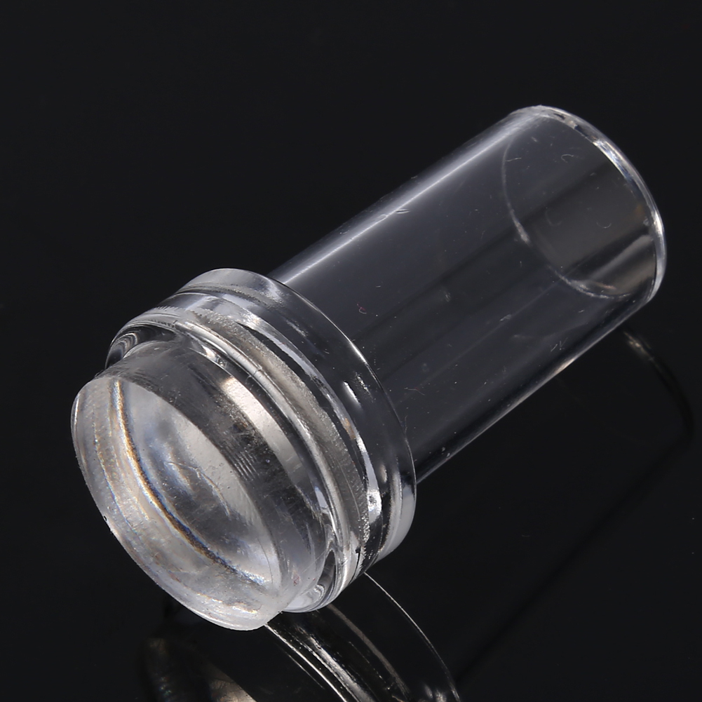 Ein transparenter, zylindrischer Behälter mit gebogener Basis, vor schwarzem Hintergrund.