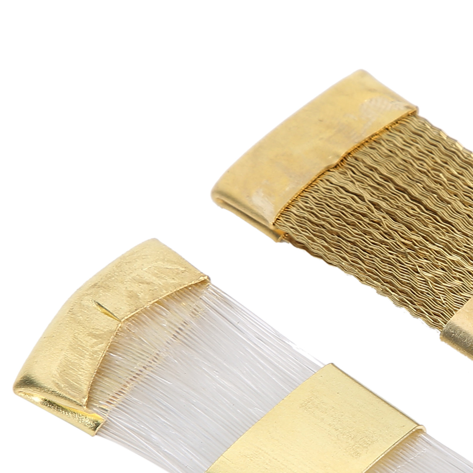 Zwei Nagelbürsten mit goldenen Metallenden und Borsten.