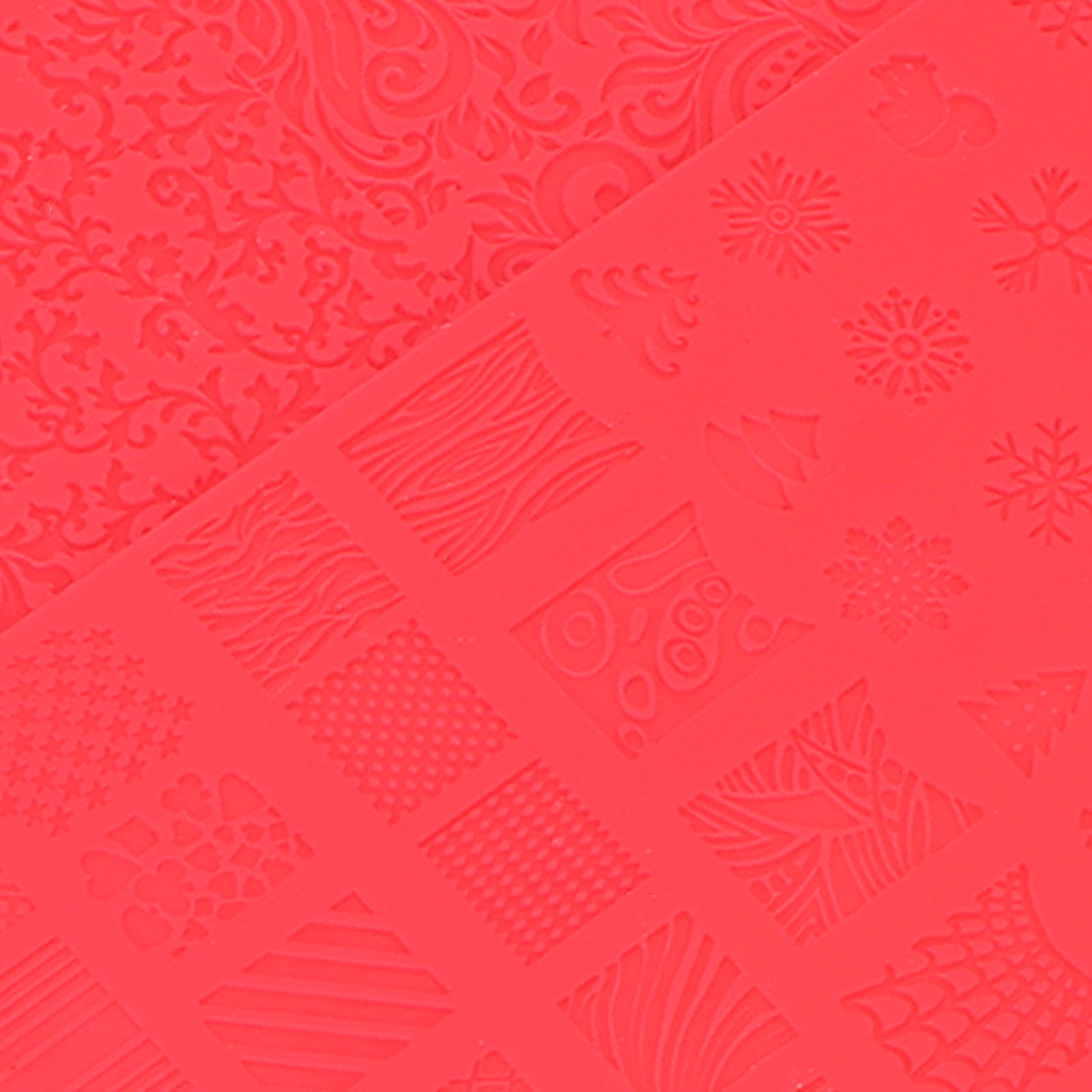 Zwei rote Nagelkunst-Stempelplatten. Eine hat florale Designs, die andere geometrische und Schneeflockenmuster.