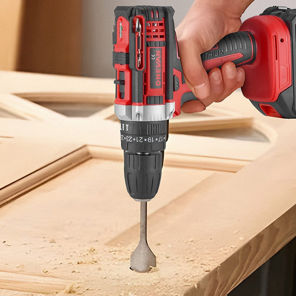Nahaufnahme eines rot-schwarzen Bohrers, der ein Loch in Holz macht. Der Bohrer wird von einer Hand gehalten.