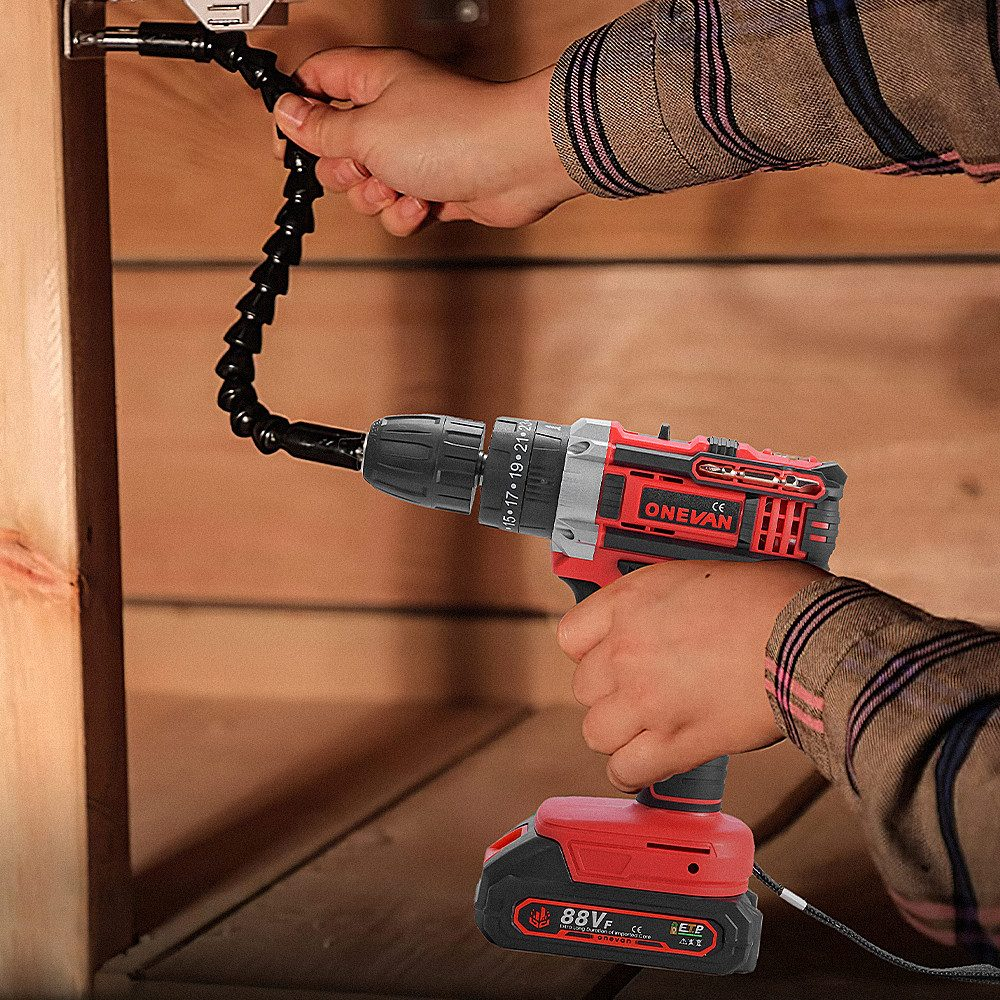 Eine Person, die einen rot-schwarzen Bohrer mit einem flexiblen Aufsatz zum Einschrauben in Holz verwendet.