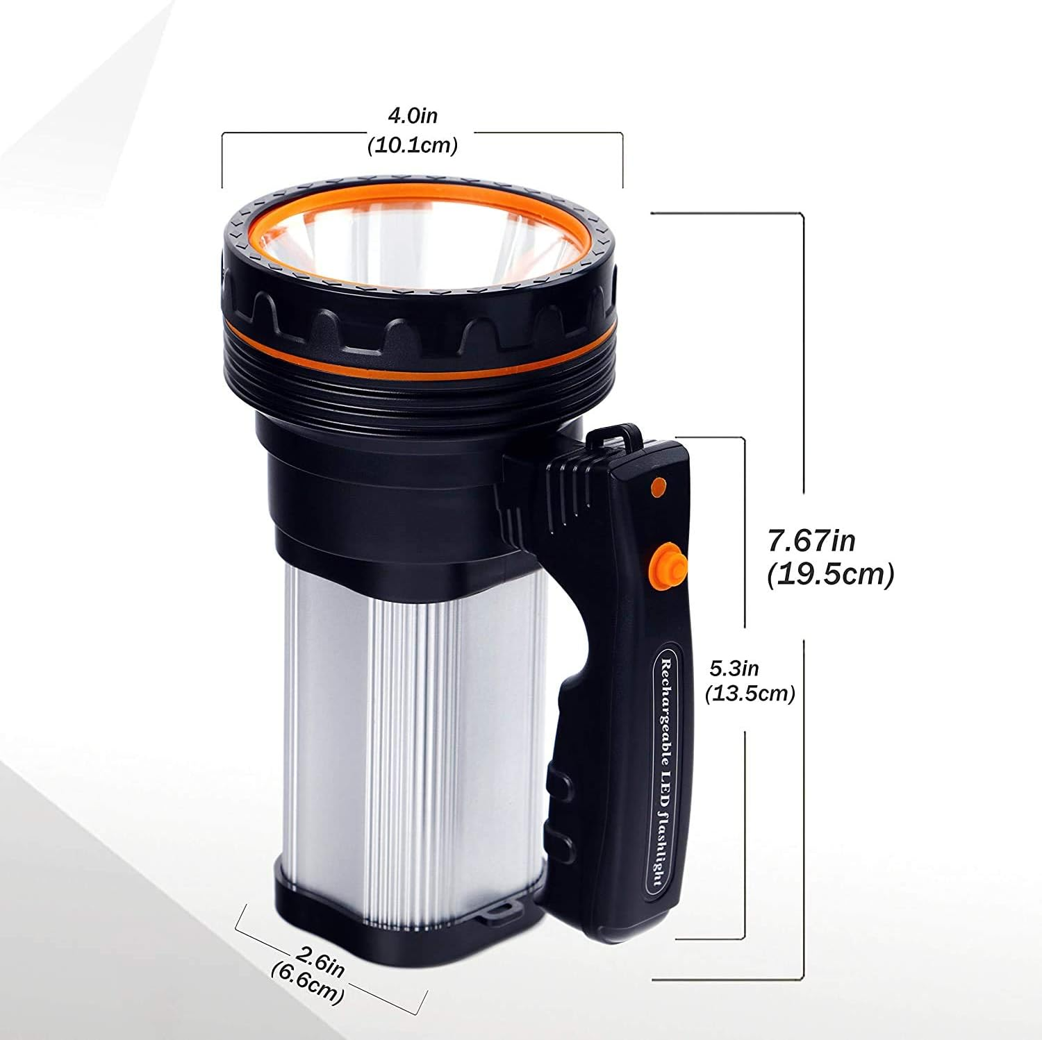 Eine große, silberne Taschenlampe mit schwarzem Griff und orangefarbenen Akzenten, mit angegebenen Abmessungen.