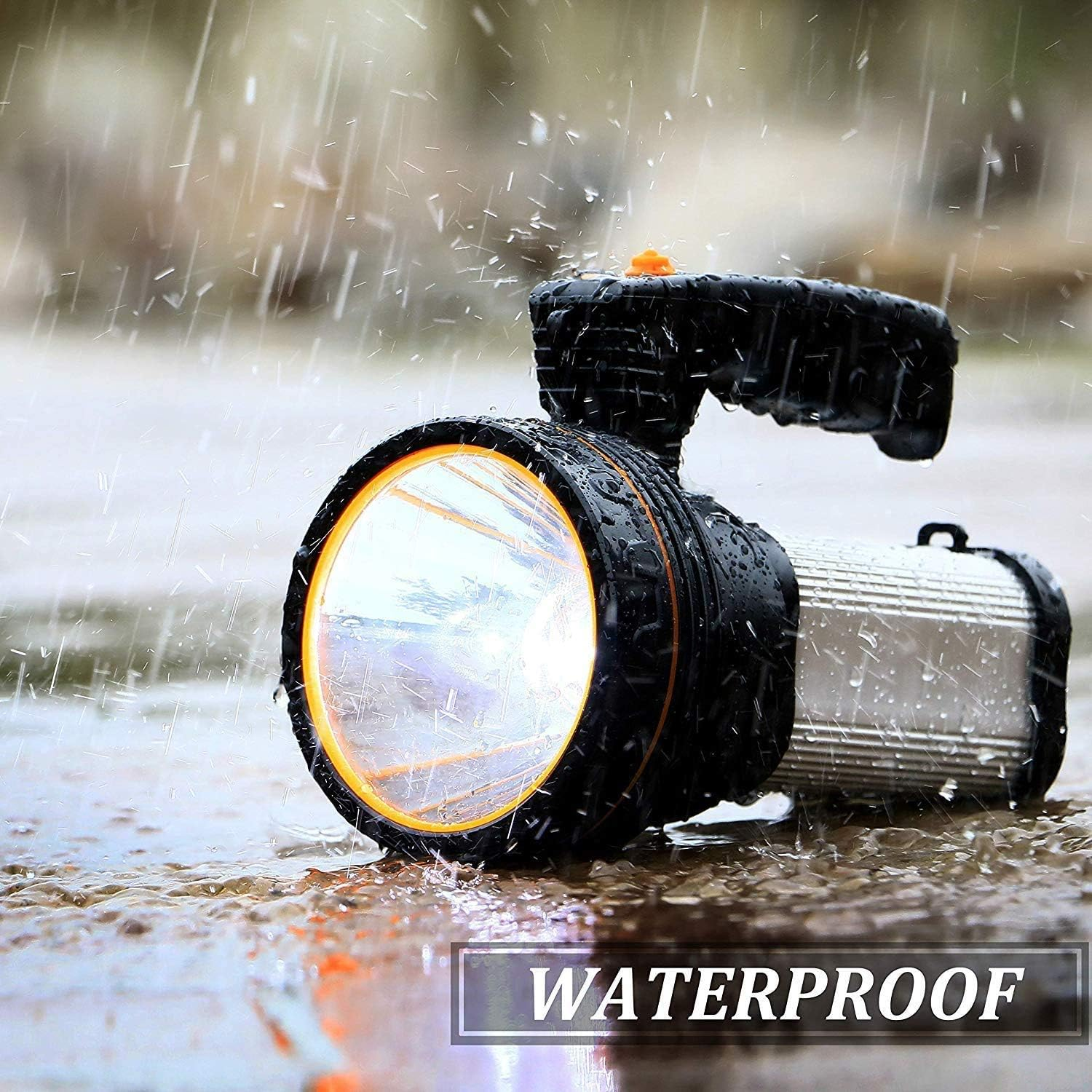 Eine wasserdichte Taschenlampe wird mit Wasser besprüht. Das Wort WASSERDICHT ist darunter geschrieben.