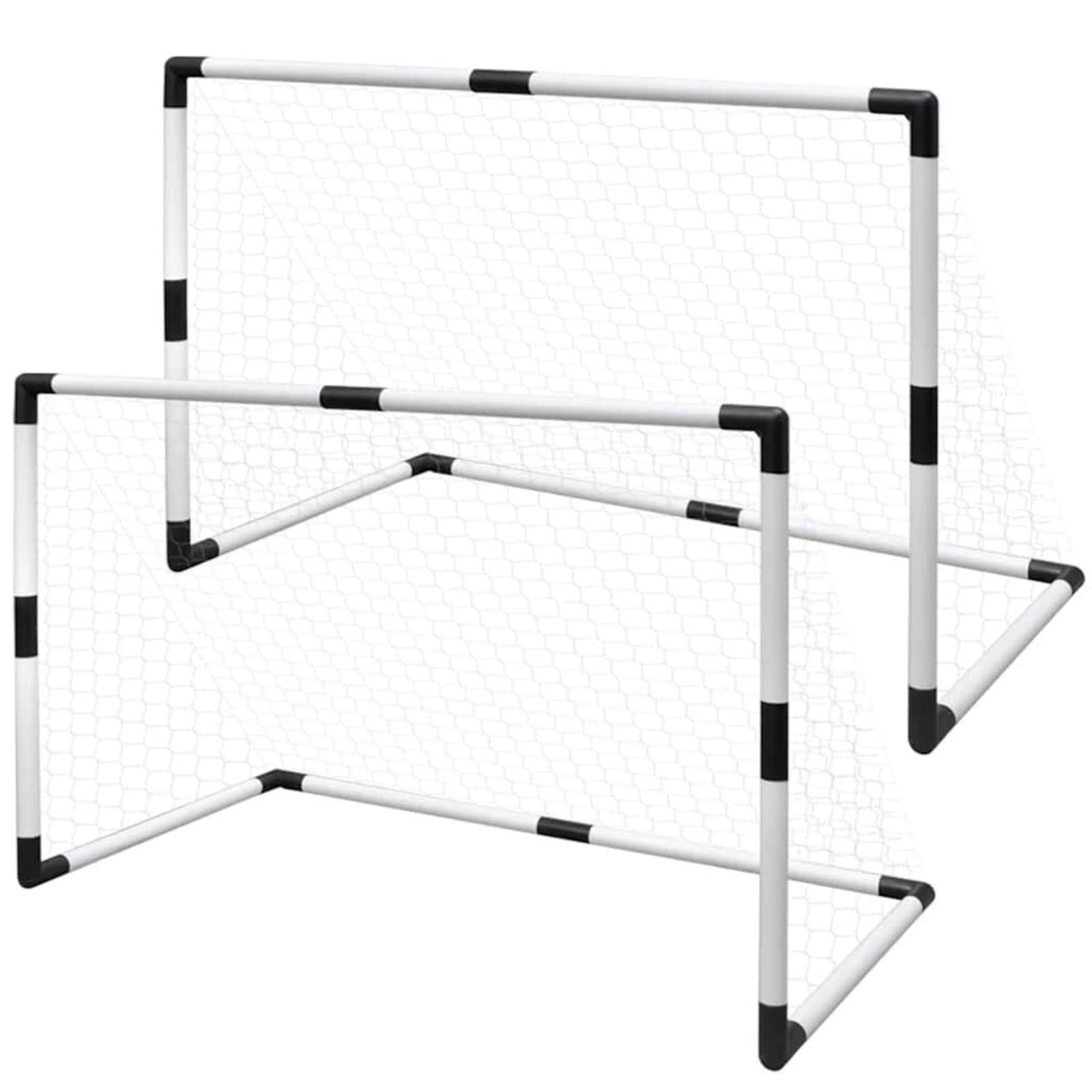 Zwei Fussballtore nebeneinander. Beide Tore sind weiss mit schwarzen Ecken und weissem Netz.