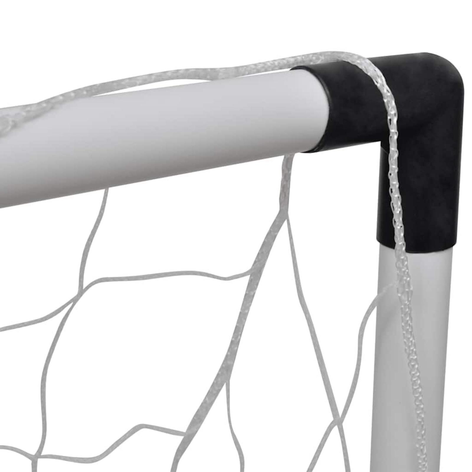 Nahaufnahme einer Ecke eines Fussballtores. Weisse Pfosten mit schwarzem Eckstück und weissem Netz.