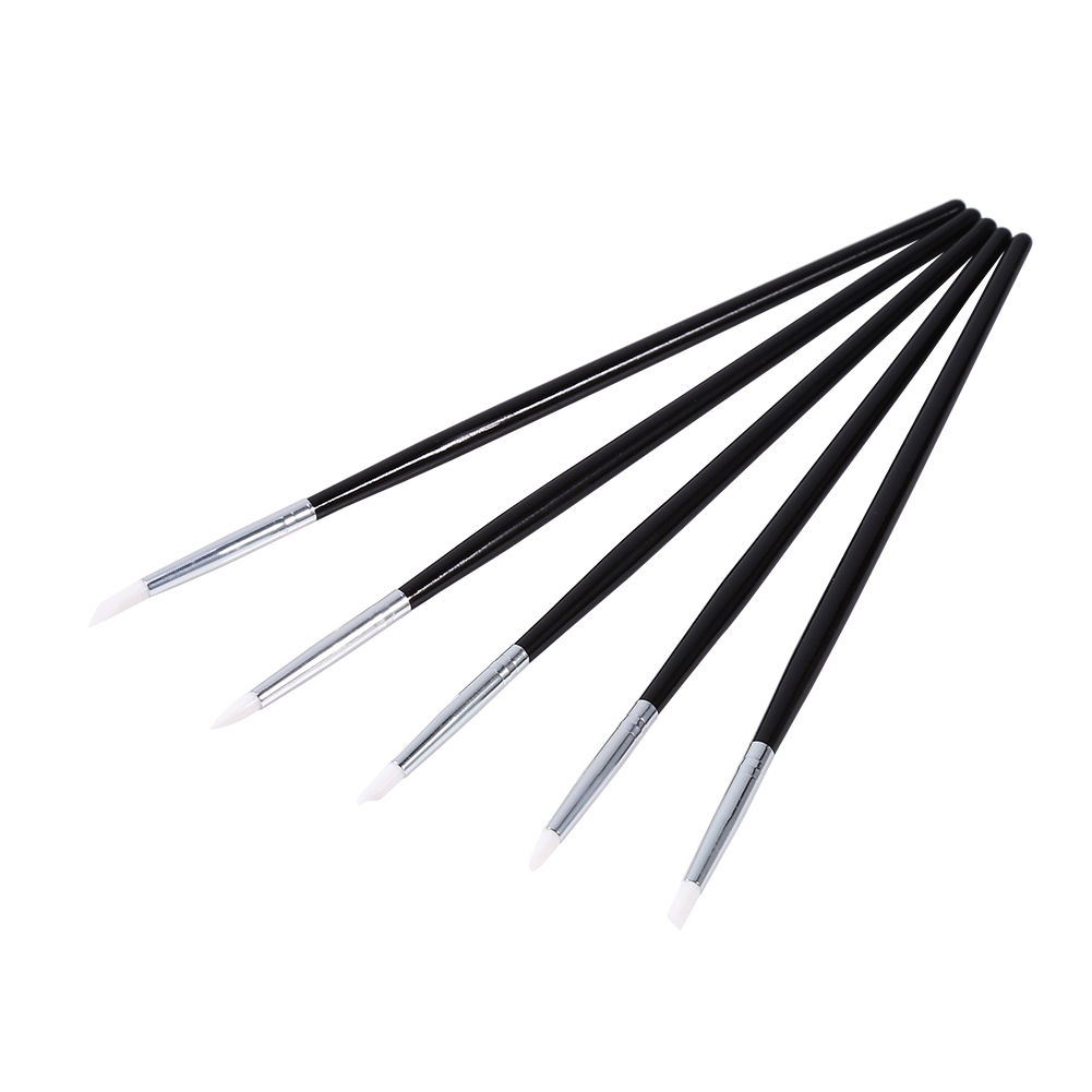 Fünf Pinsel mit schwarzen Griffen und weißen Spitzen, diagonal auf einer weißen Oberfläche angeordnet.